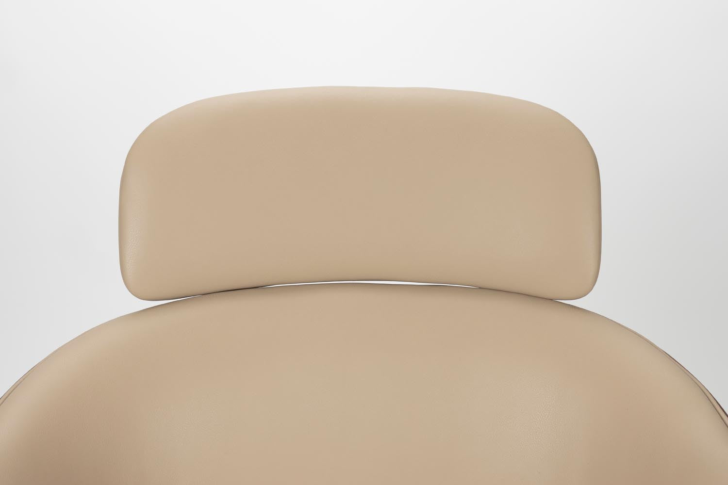 Frie Sessel von Zuiver: Stilvoller Komfort mit Walnussholz-Design.