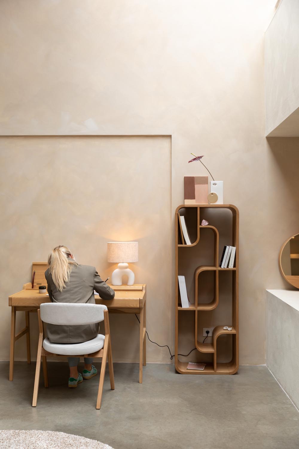 Elegante Tischlampe Bibi: Keramikfuß trifft auf Leinen-Design.