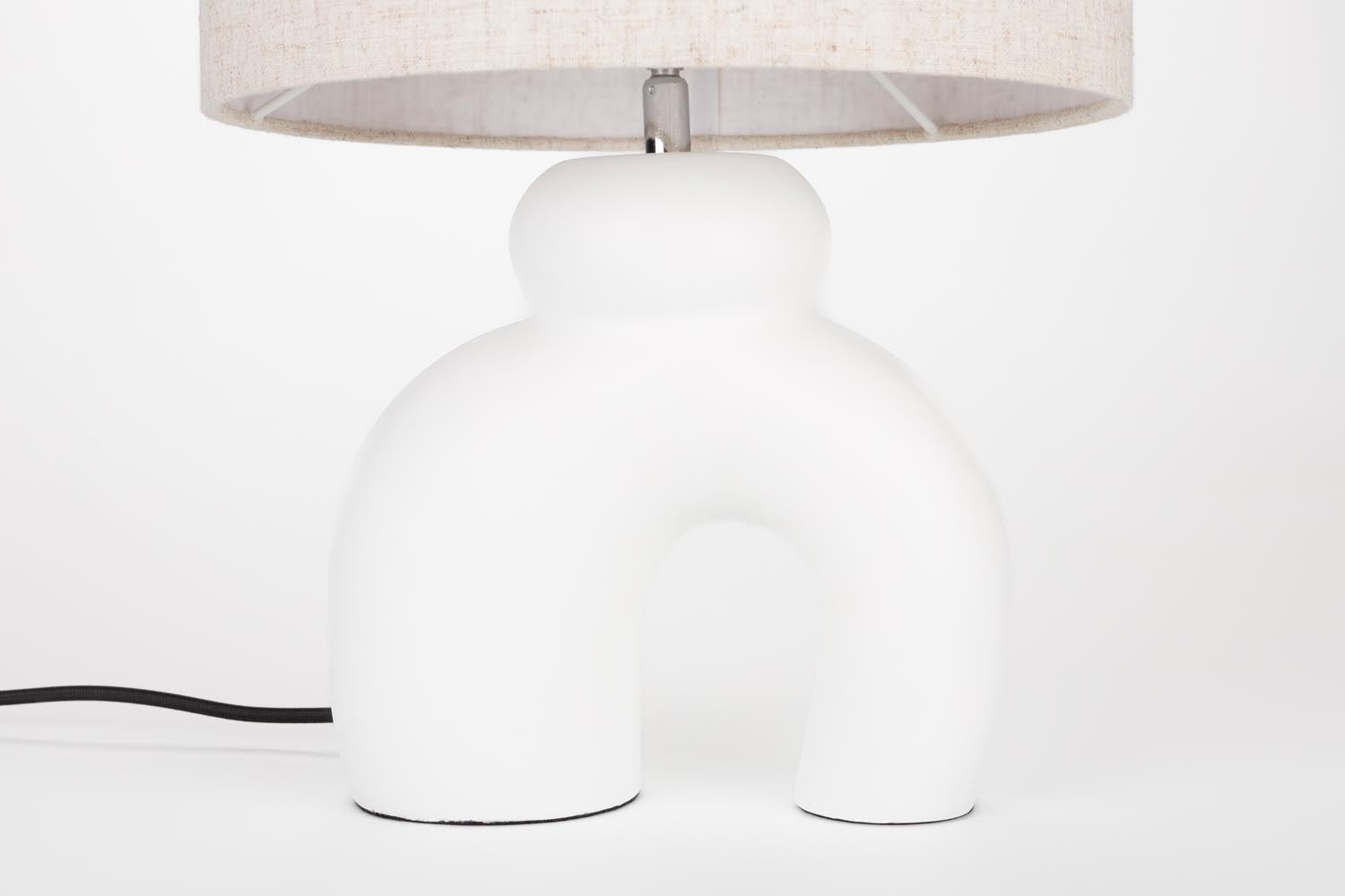 Elegante Bibi Tischleuchte: Keramik trifft auf feines Leinen-Design.