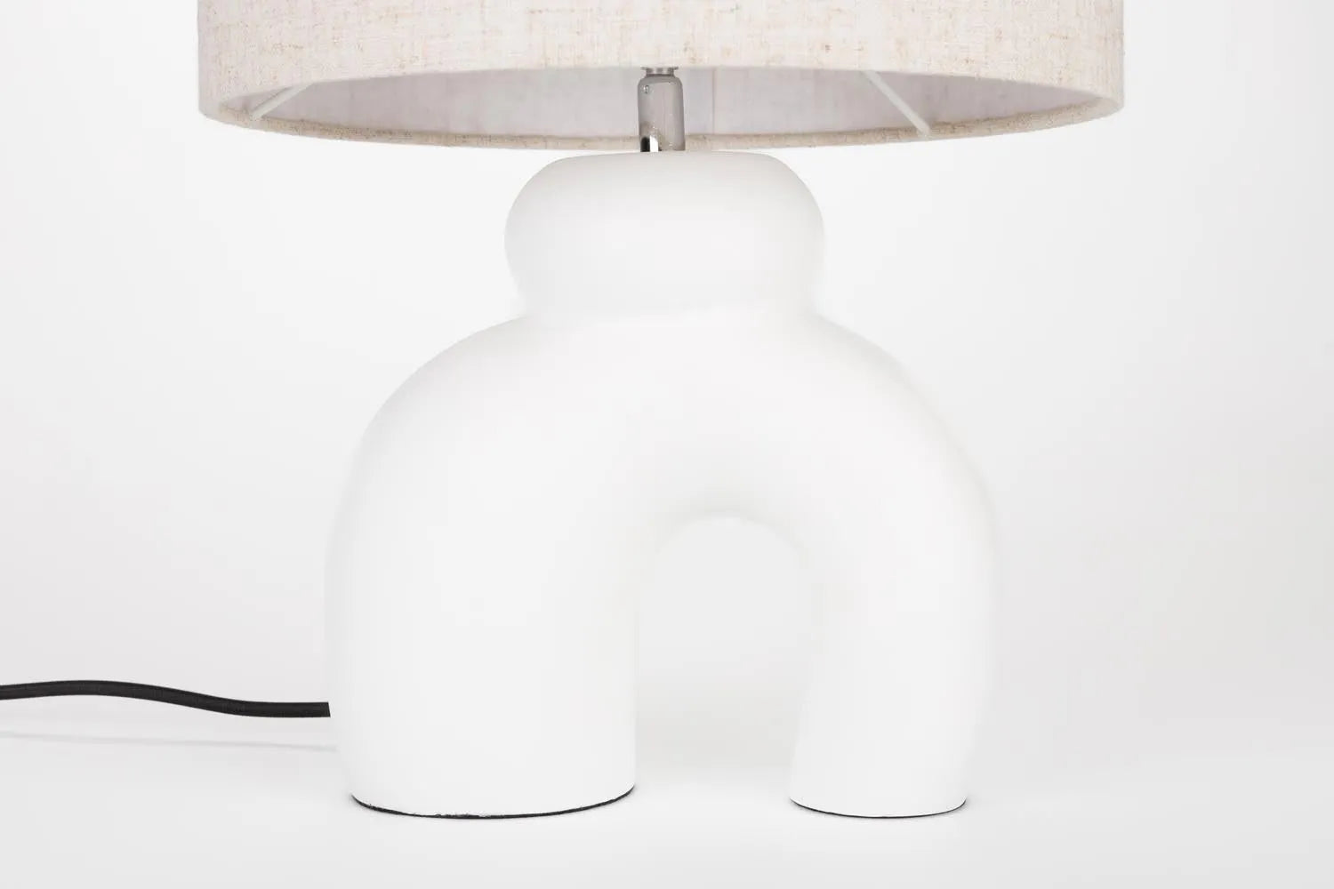 Elegante Bibi Tischleuchte: Keramik trifft auf feines Leinen-Design.