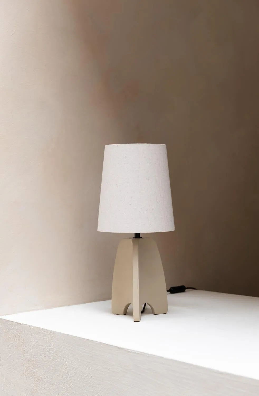 Saba Tischleuchte von Zuiver: Modernes Design für stilvolle Räume.