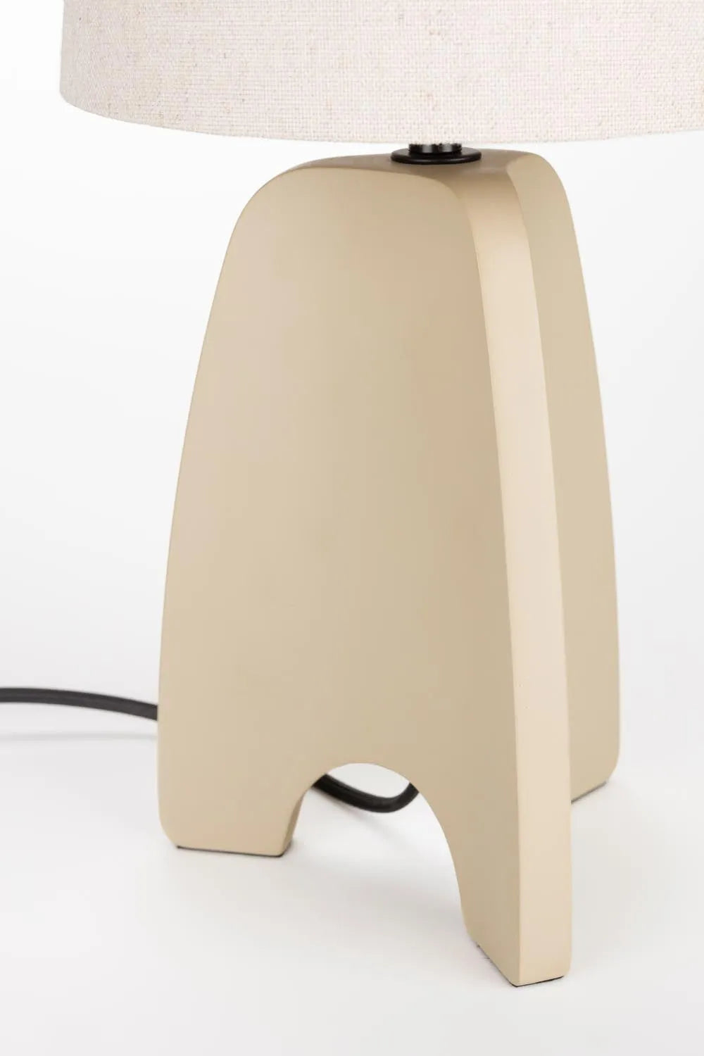 Elegante Saba Tischleuchte von Zuiver für modernes Ambiente.