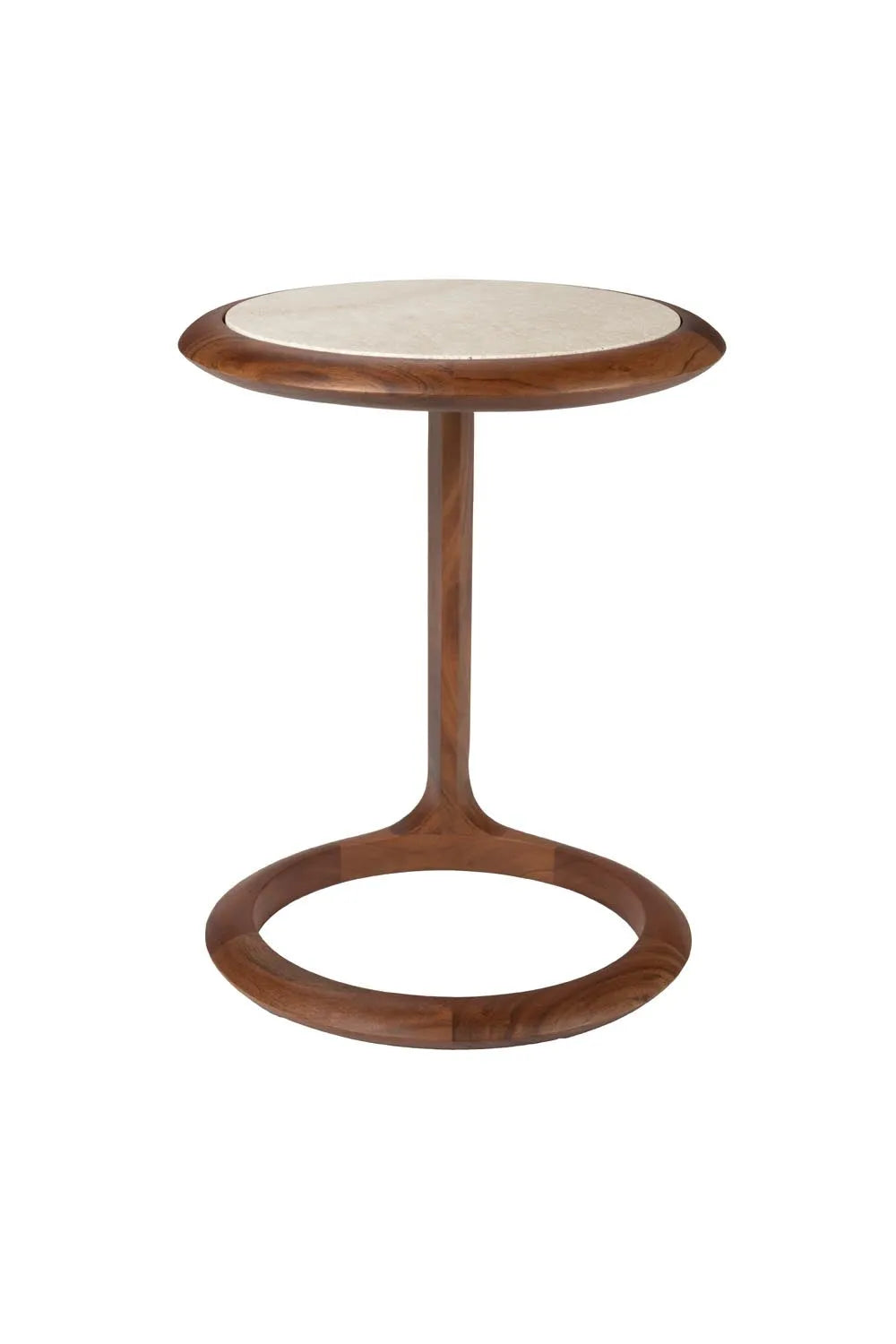 Der Doppio Beistelltisch von Zuiver besticht durch sein cleveres Design mit doppelten Ringen, einem Rahmen aus walnussfarbenem Akazienholz und einer Tischplatte aus cremefarbenem Travertin. Funktional und stilvoll, ideal für Sofa-Nähe.