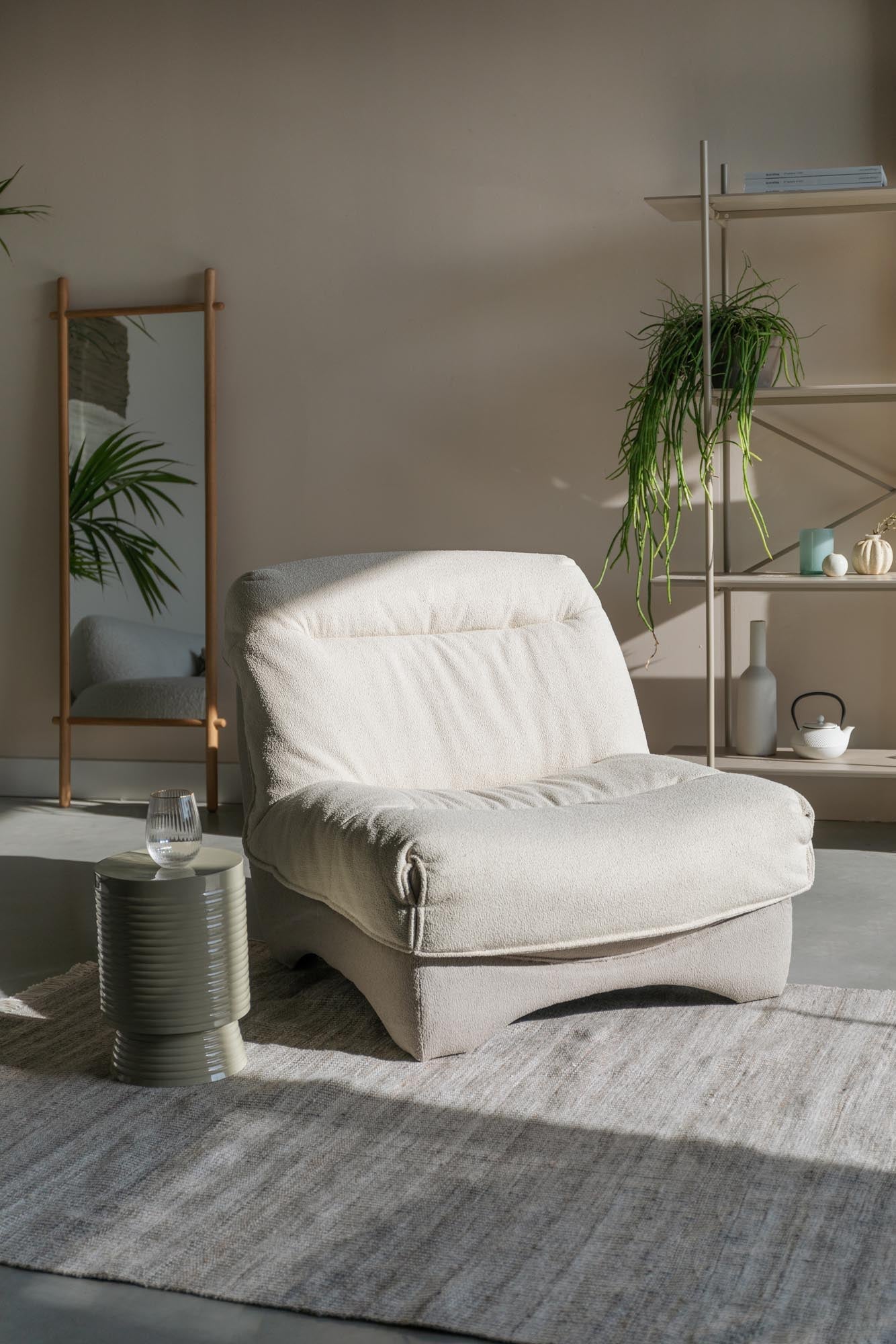 Eleganter Lounge Chair Twister von White Label Living, modern und komfortabel, perfekt für stilvolle Entspannung daheim.