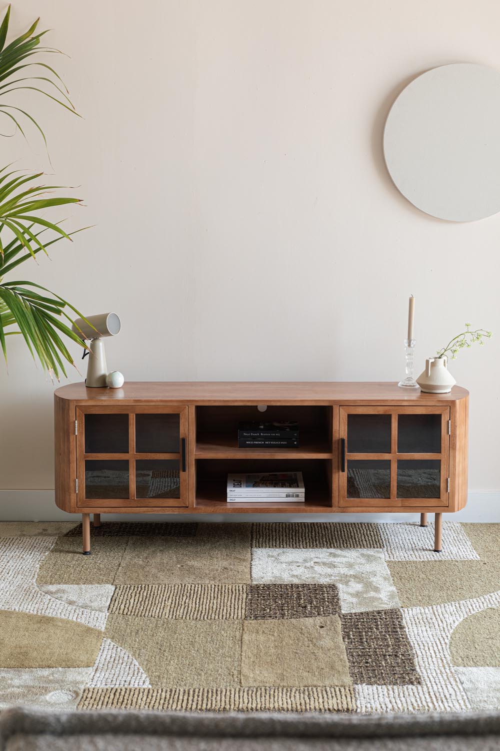 Elegantes Yaz Sideboard Low aus Gummibaumholz von White Label Living.