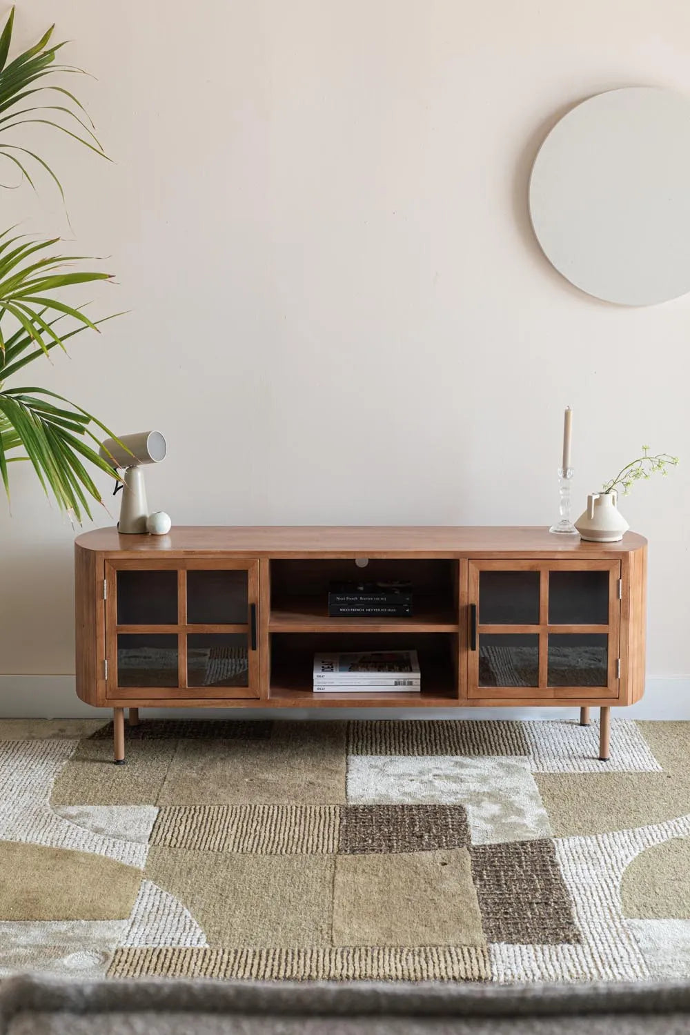 Elegantes Yaz Sideboard Low aus Gummibaumholz von White Label Living.