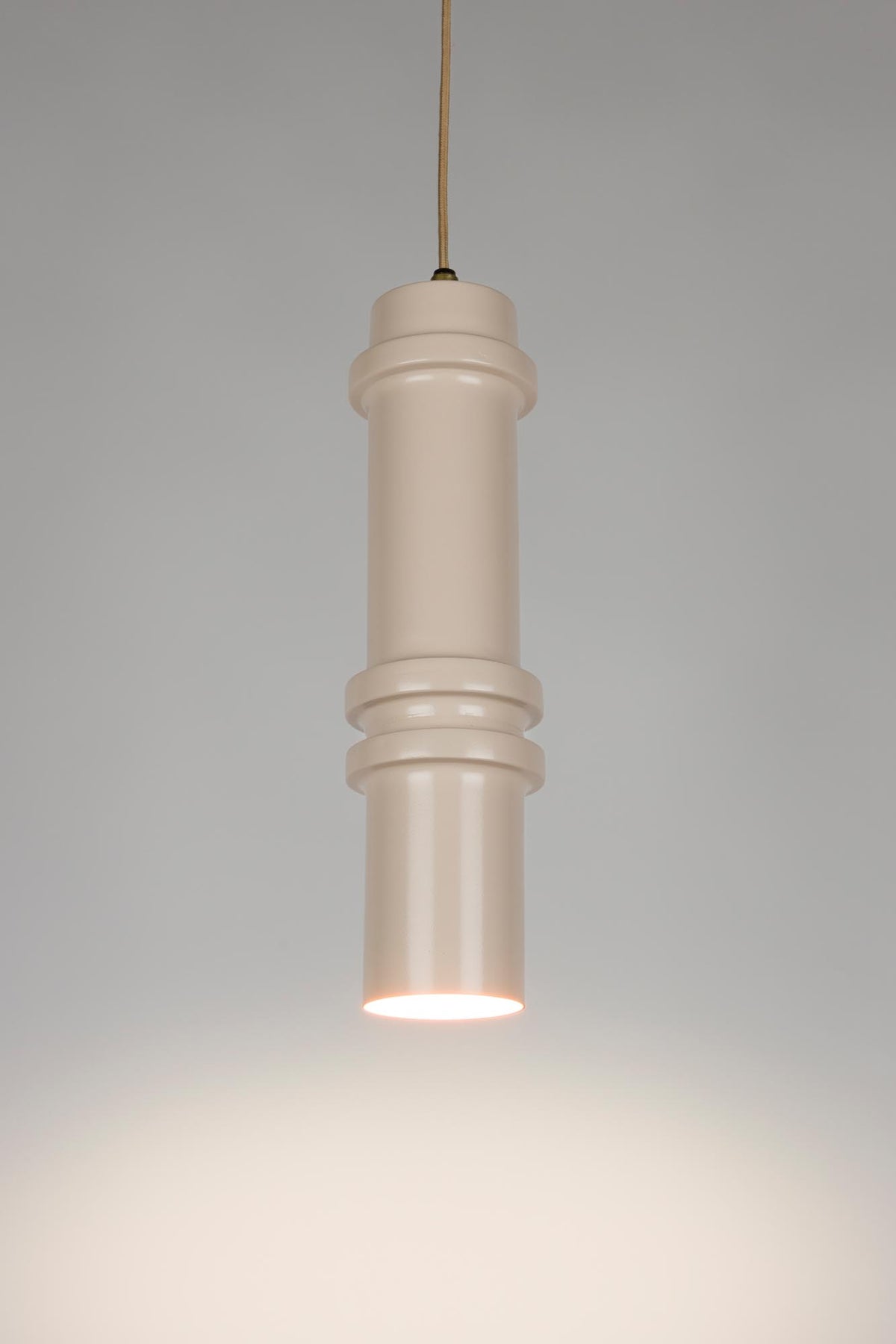 Pendellampe Duct L in Rosa präsentiert im Onlineshop von KAQTU Design AG. Pendelleuchte ist von White Label Living