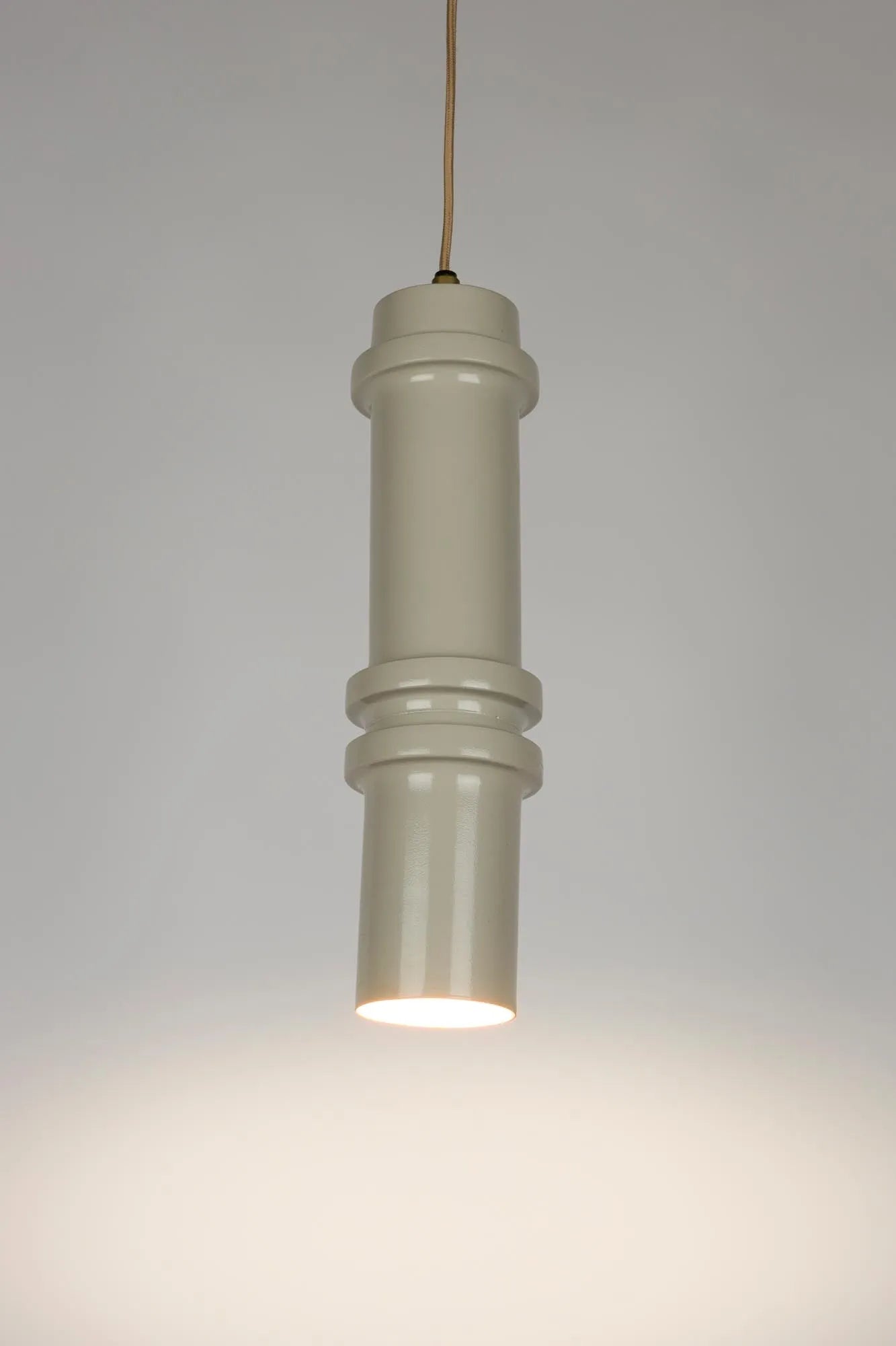Die Duct L Pendelleuchte vereint minimalistisches Design mit industriellem Charme, ideal für stilvolle Wohnräume.