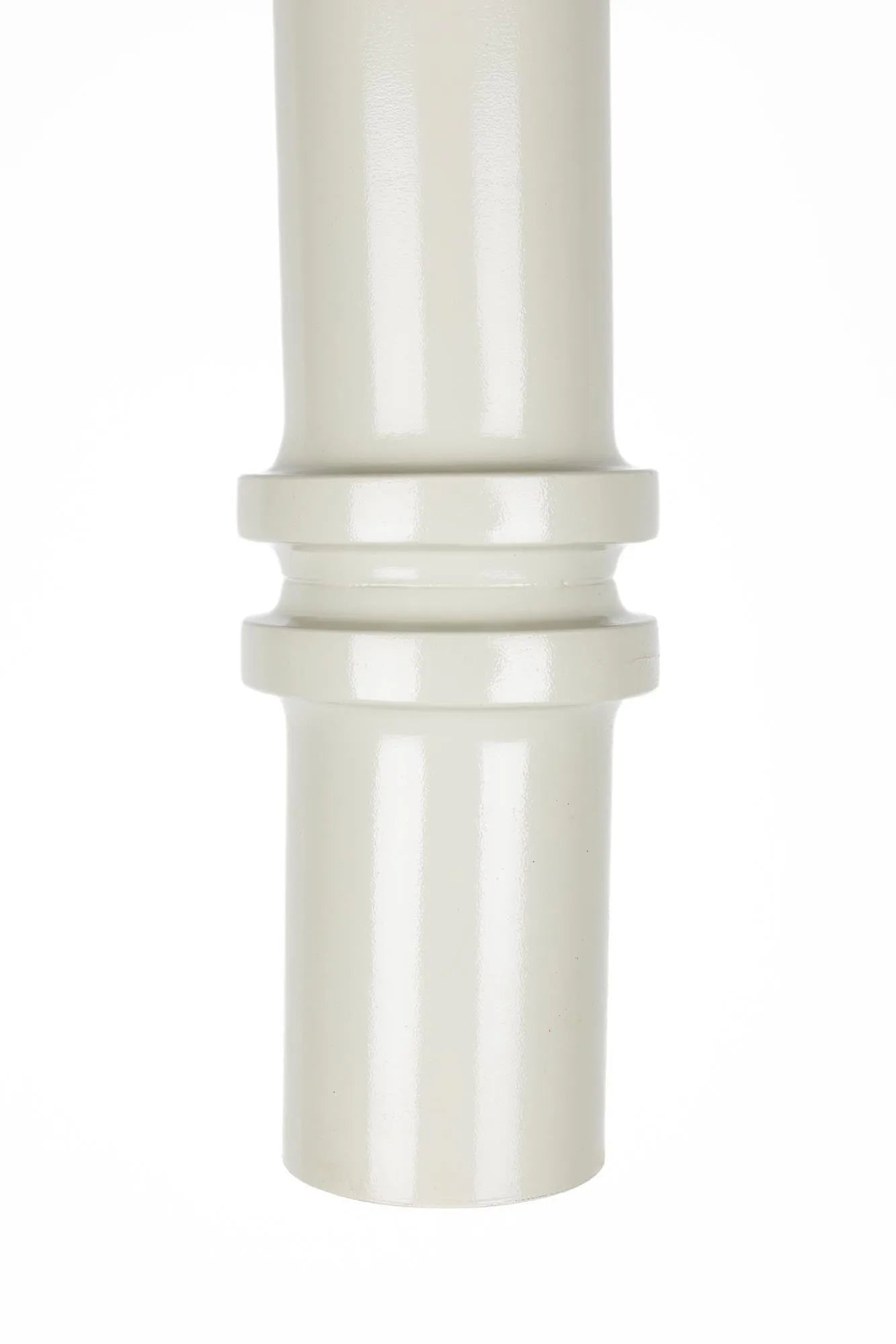 Die Duct L Pendelleuchte vereint minimalistisches Design mit industriellem Charme, ideal für stilvolle Wohnräume.