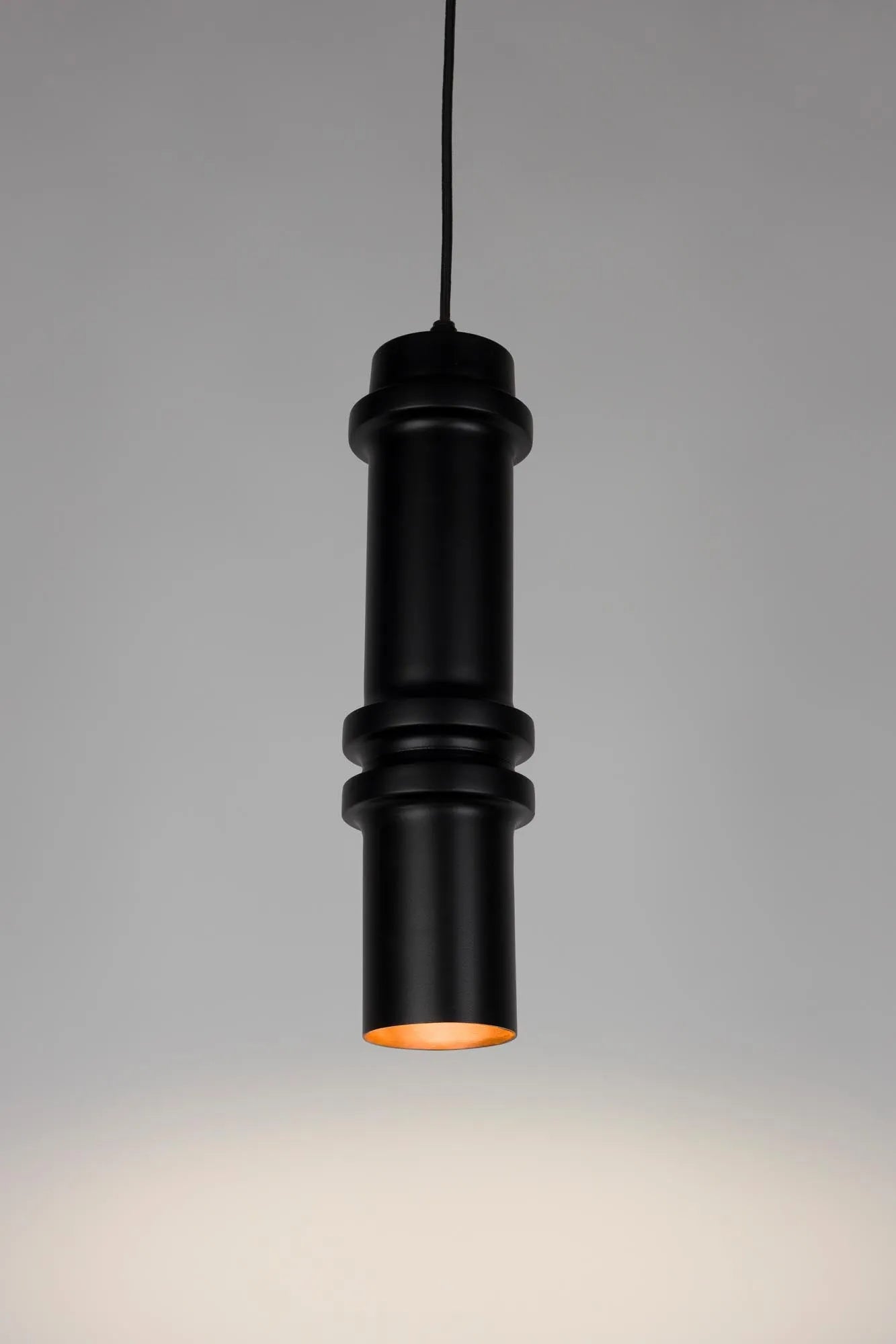 Die Duct L Pendelleuchte vereint minimalistisches Design mit industriellem Charme, ideal für stilvolle Wohnräume.