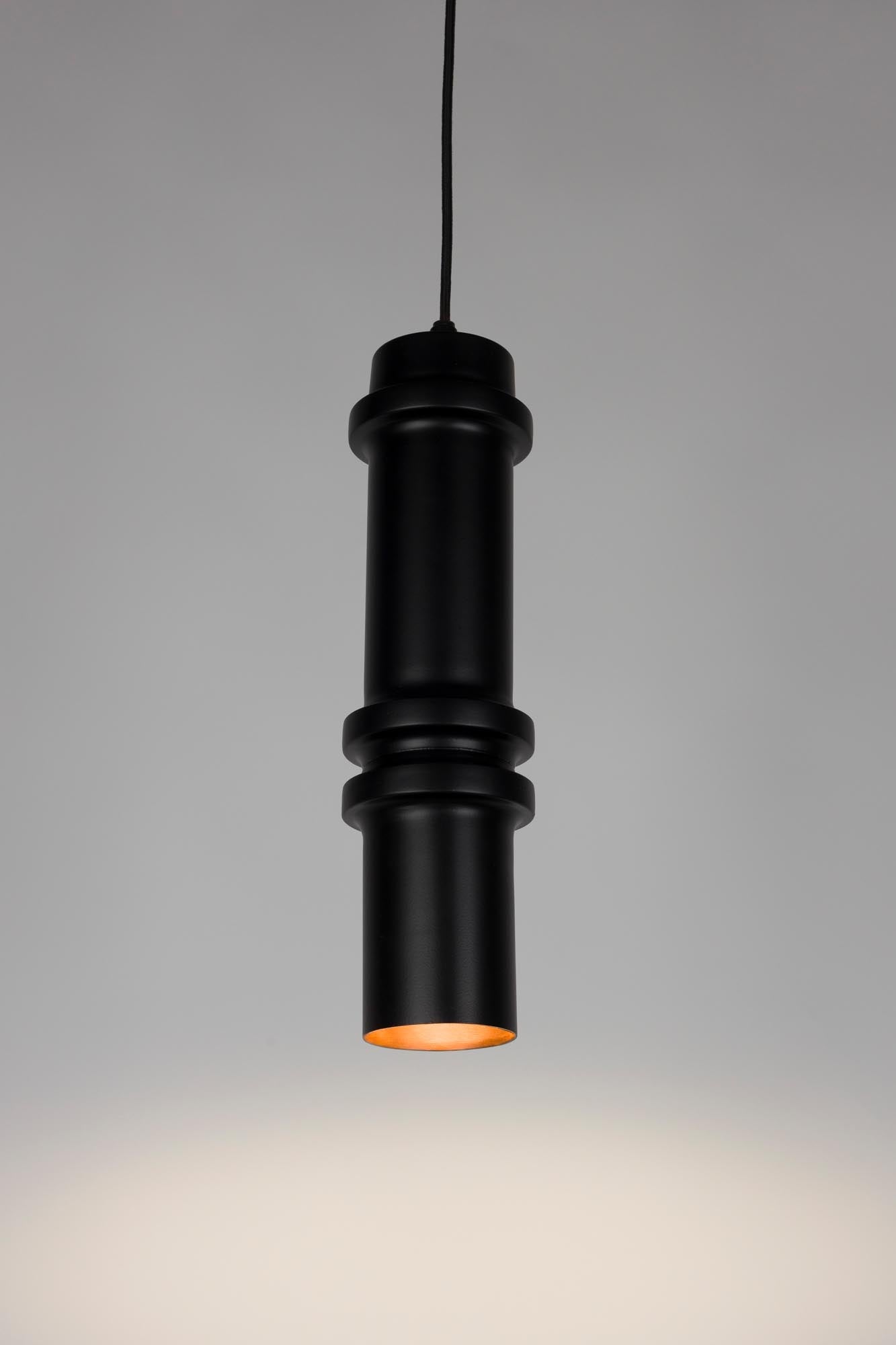 Die Pendelleuchte Duct L von White Label Living vereint modernes Design mit Qualität, ideal für elegante und zeitgemäße Wohnräume.