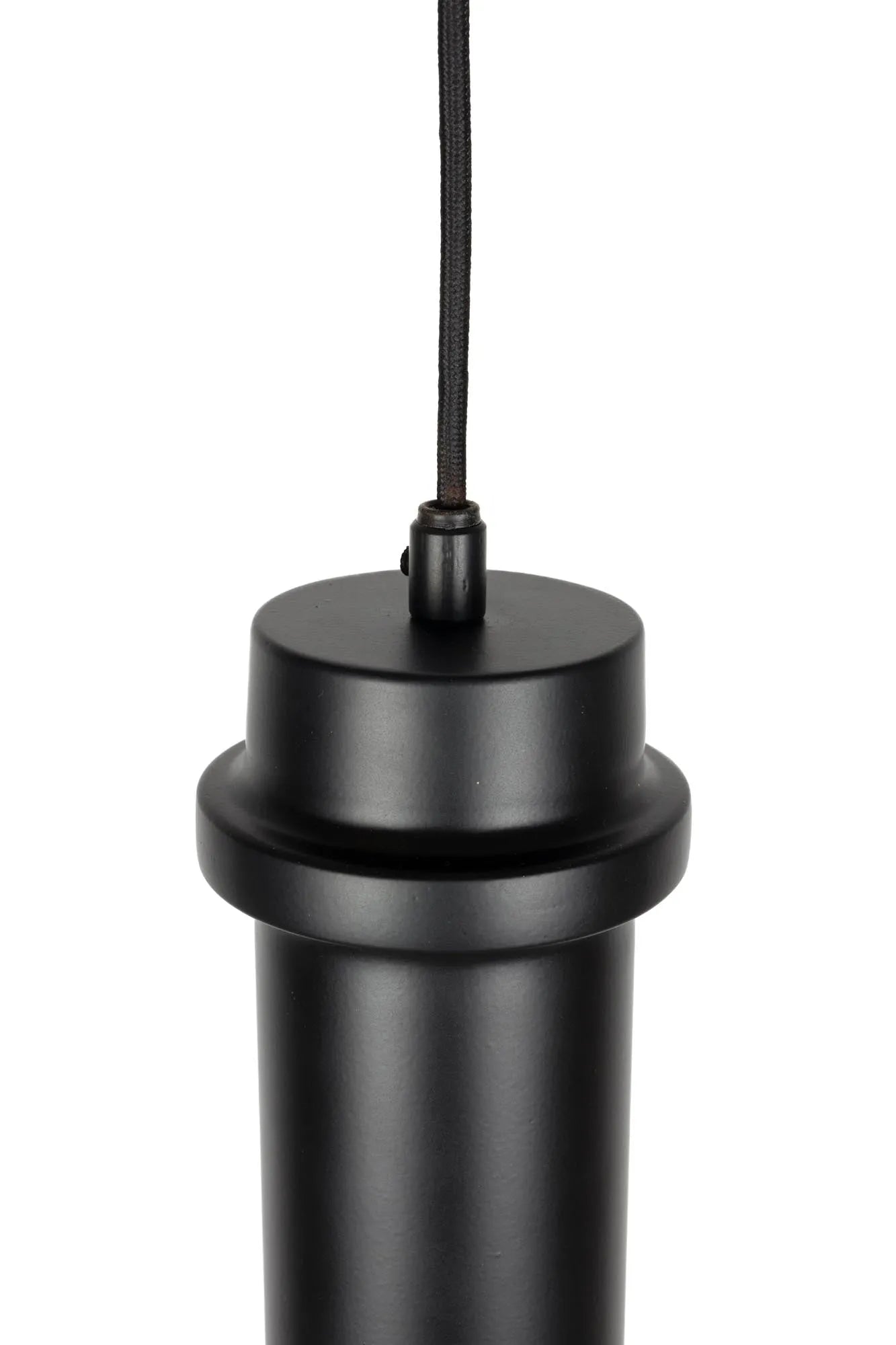 Die Duct L Pendelleuchte vereint minimalistisches Design mit industriellem Charme, ideal für stilvolle Wohnräume.