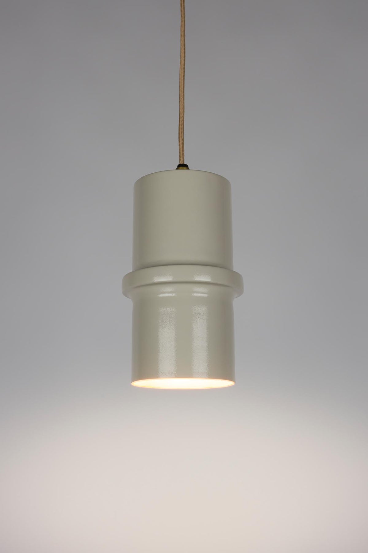 Pendellampe Duct S in Grau präsentiert im Onlineshop von KAQTU Design AG. Pendelleuchte ist von White Label Living