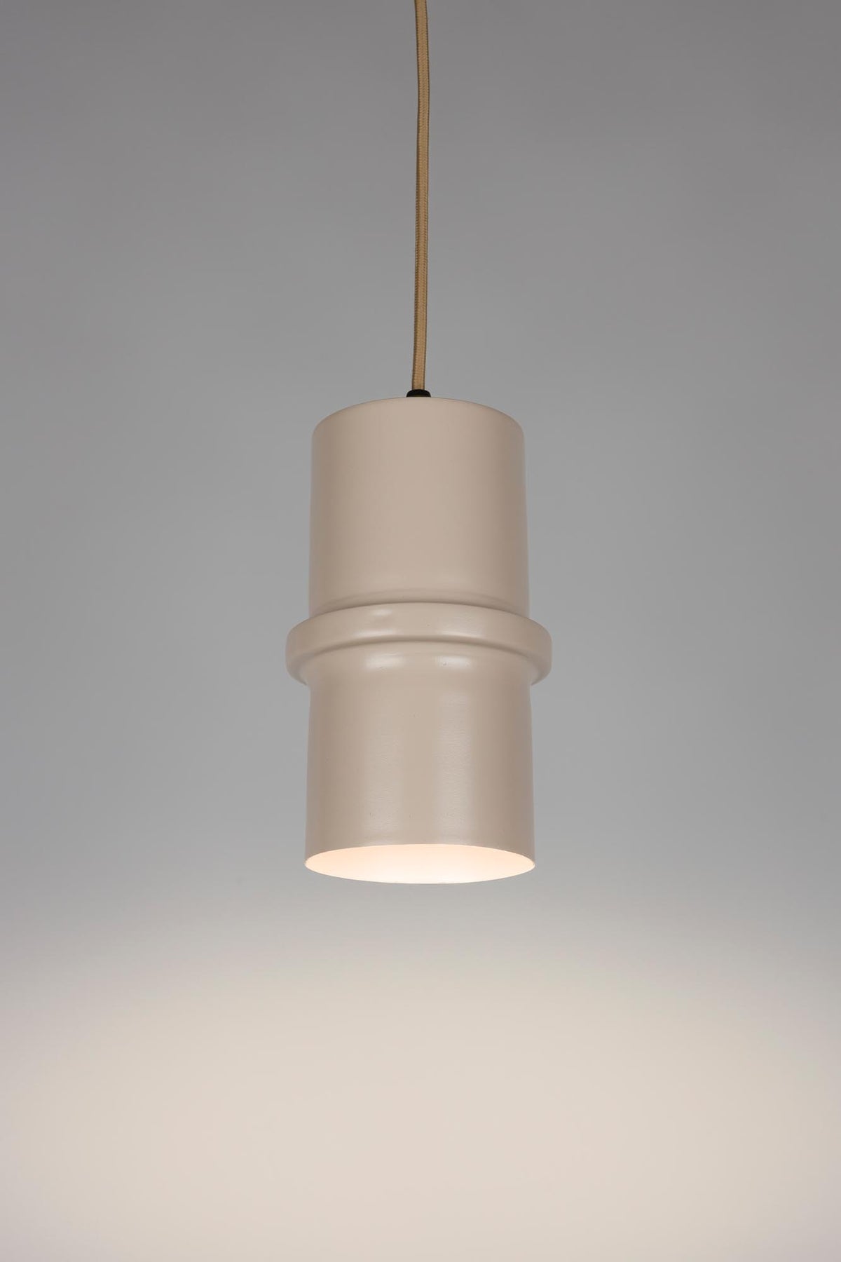 Pendellampe Duct S in Rosa präsentiert im Onlineshop von KAQTU Design AG. Pendelleuchte ist von White Label Living
