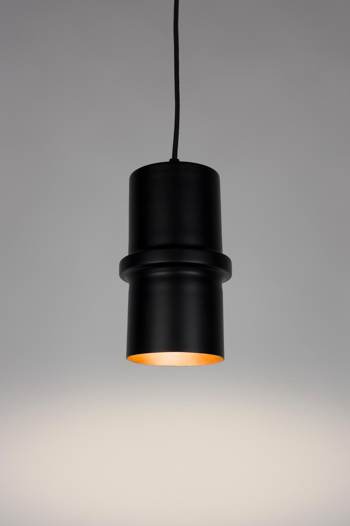 Pendellampe Duct S in Schwarz präsentiert im Onlineshop von KAQTU Design AG. Pendelleuchte ist von White Label Living
