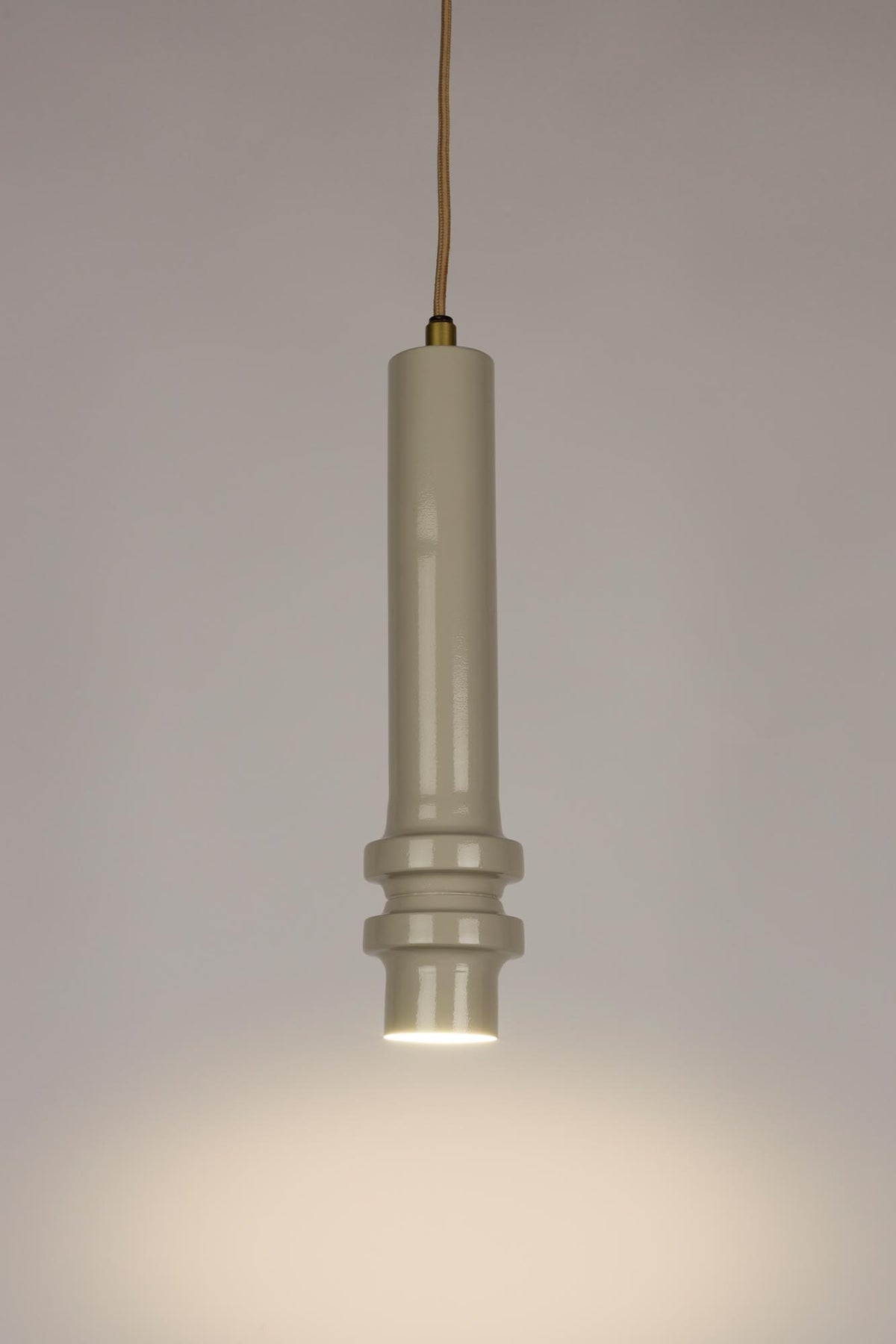 Pendellampe Duct M in Grau präsentiert im Onlineshop von KAQTU Design AG. Pendelleuchte ist von White Label Living