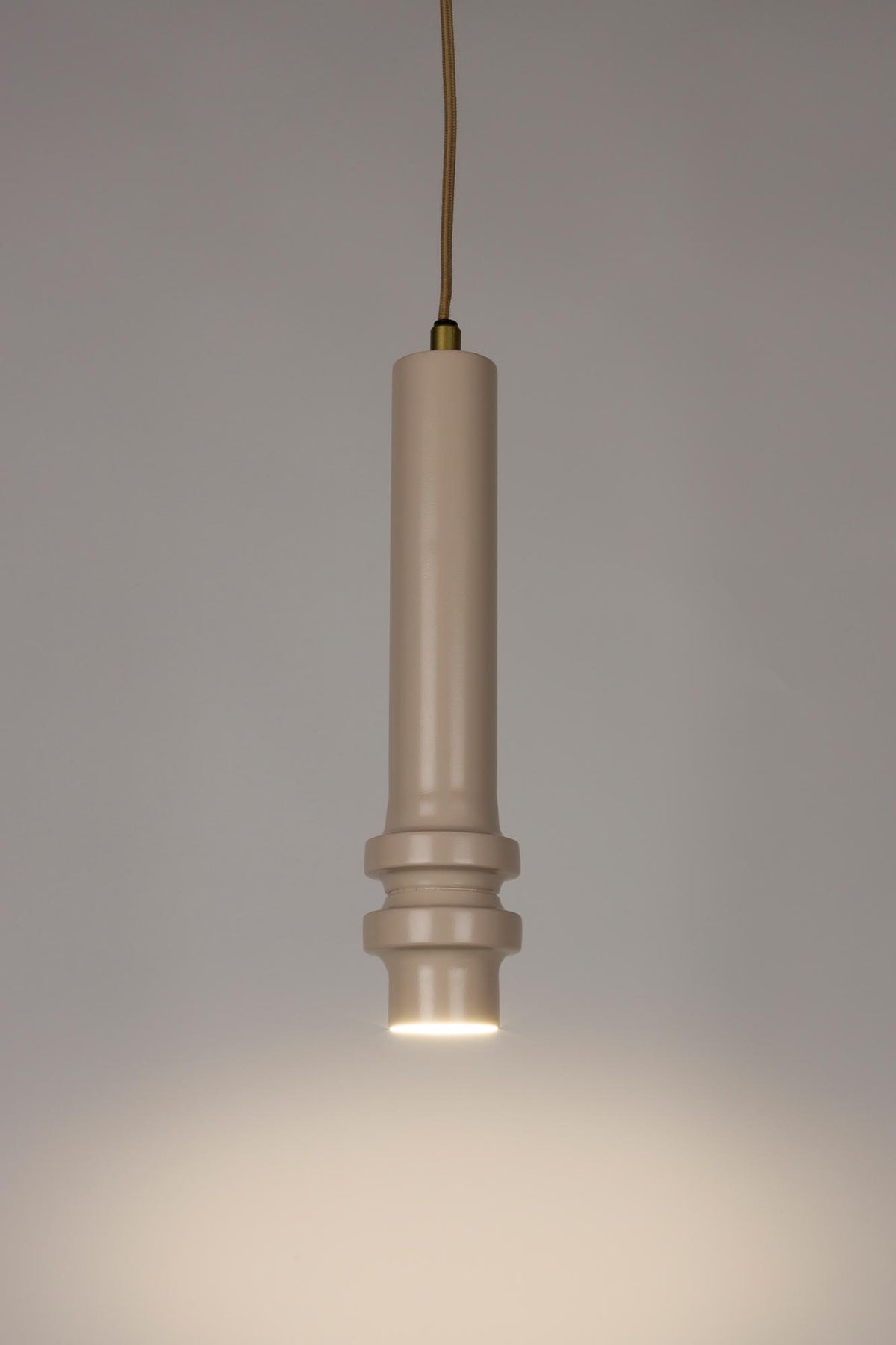 Pendellampe Duct M in Rosa präsentiert im Onlineshop von KAQTU Design AG. Pendelleuchte ist von White Label Living