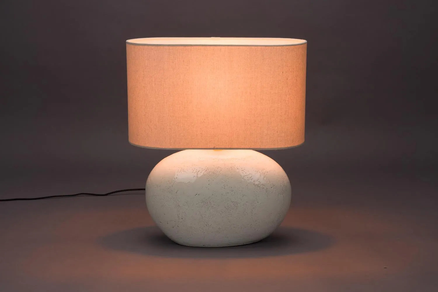 Hailey Tischleuchte: Harmonische Lichtquelle mit modernem Design.