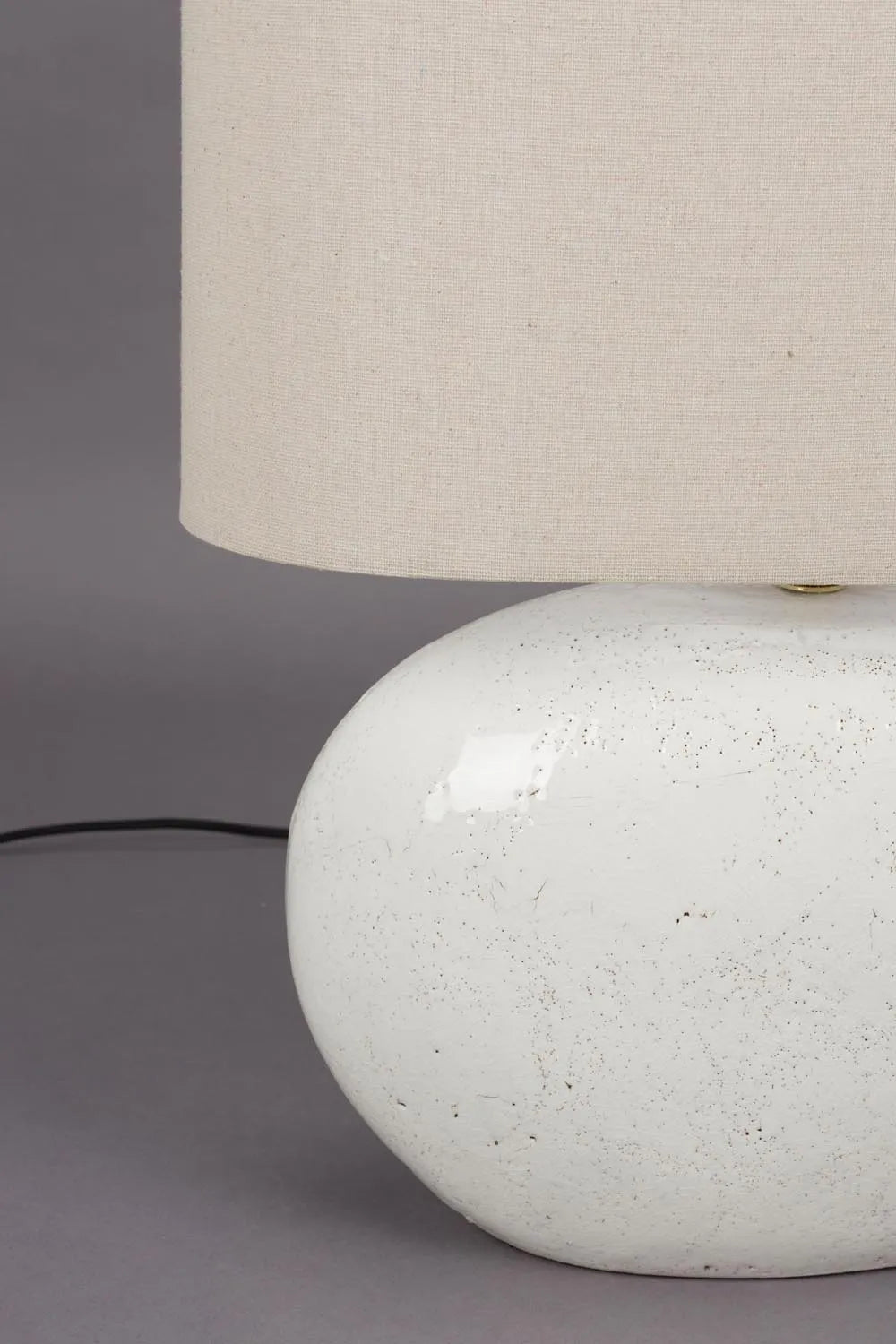 Hailey Tischleuchte: Harmonische Beleuchtung mit Vintage-Charme.