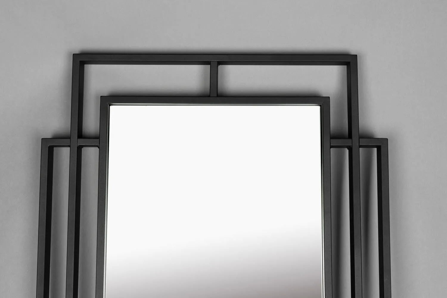 Der Ramsey Spiegel von Dutchbone: Ein elegantes Art-Deco-Statement aus robustem Stahl, das jedem Raum zeitlose Eleganz verleiht.