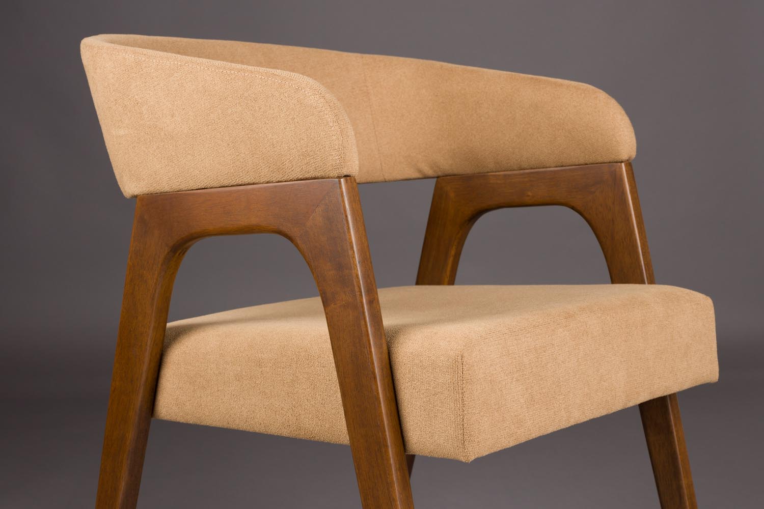 Der Adamello Stuhl von Dutchbone kombiniert zeitgemäßes Design mit Komfort, perfekt für moderne Wohn- und Esszimmer.