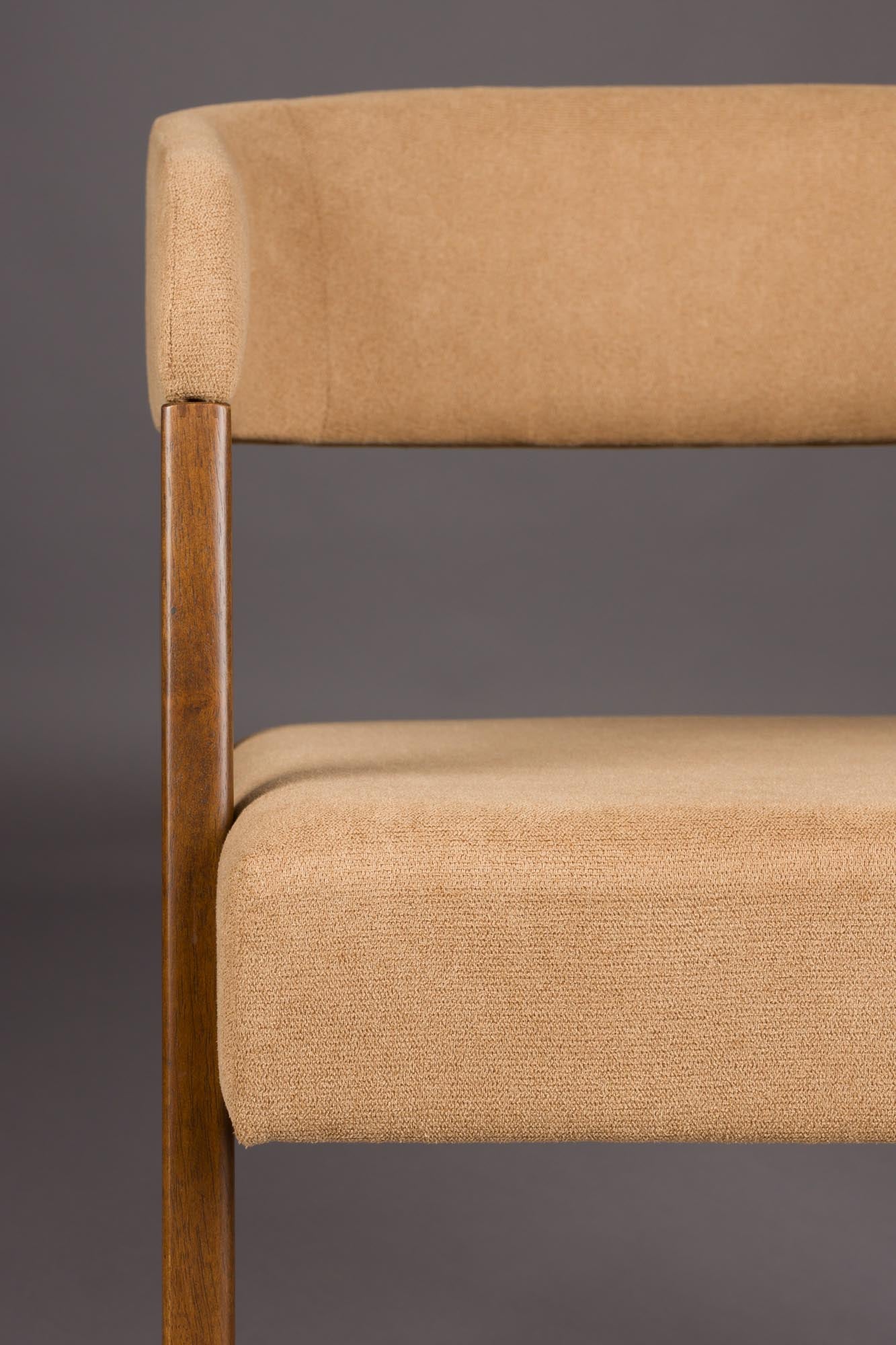 Der Adamello Stuhl von Dutchbone bietet modernes Design und Komfort, ideal für stilvolle Wohn- und Essbereiche.