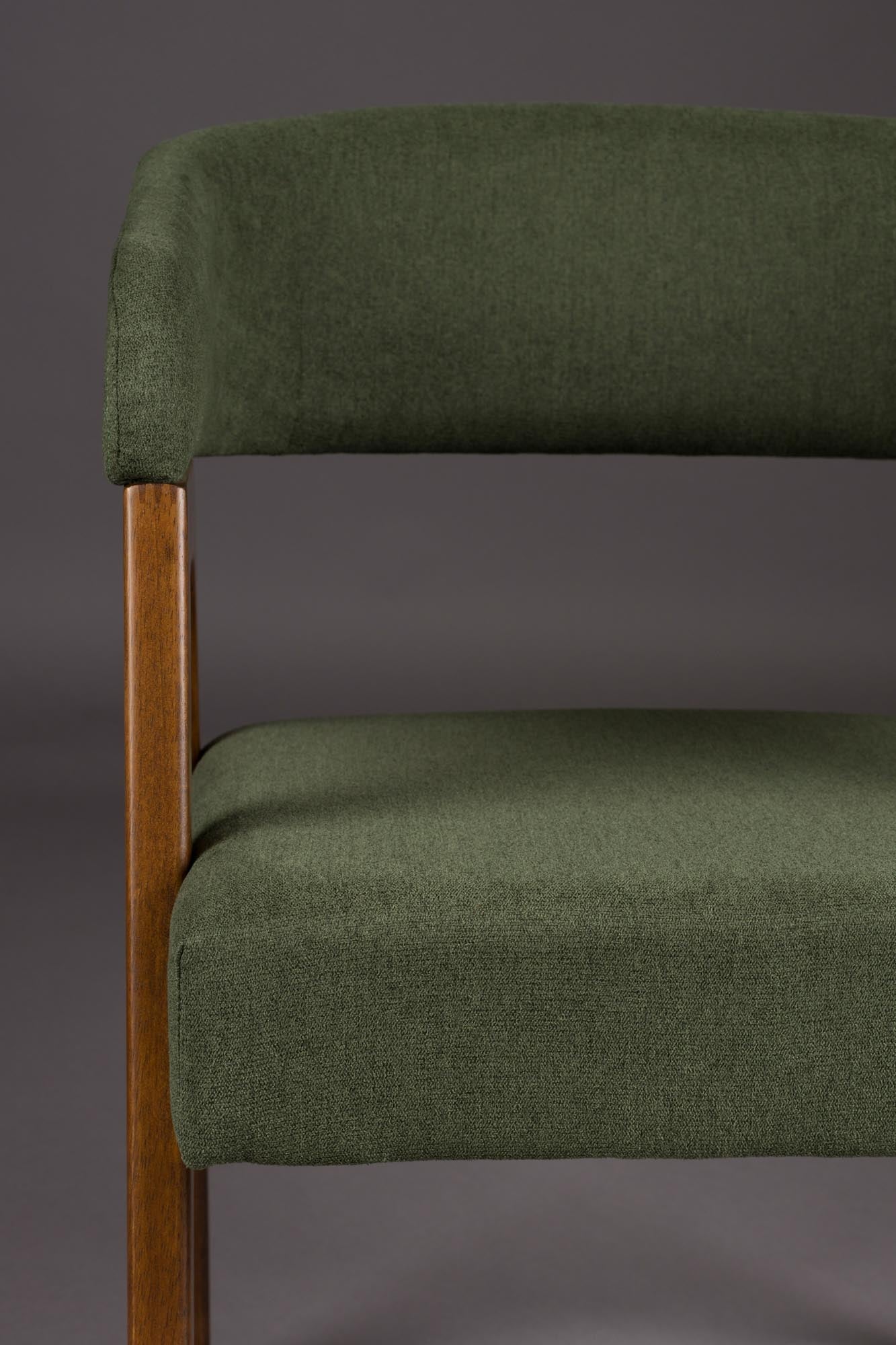 Der Adamello Stuhl von Dutchbone bietet modernes Design und Komfort, ideal für stilvolle Wohn- und Essbereiche.