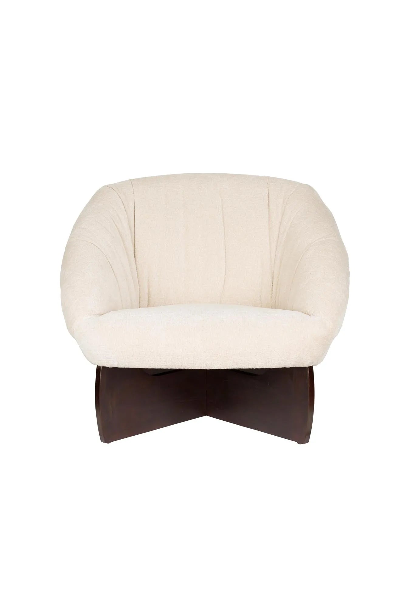Der Emilius Loungestuhl von Dutchbone vereint luxuriösen Bouclé-Stoff mit elegantem Gummibaumholz für stilvollen Komfort.