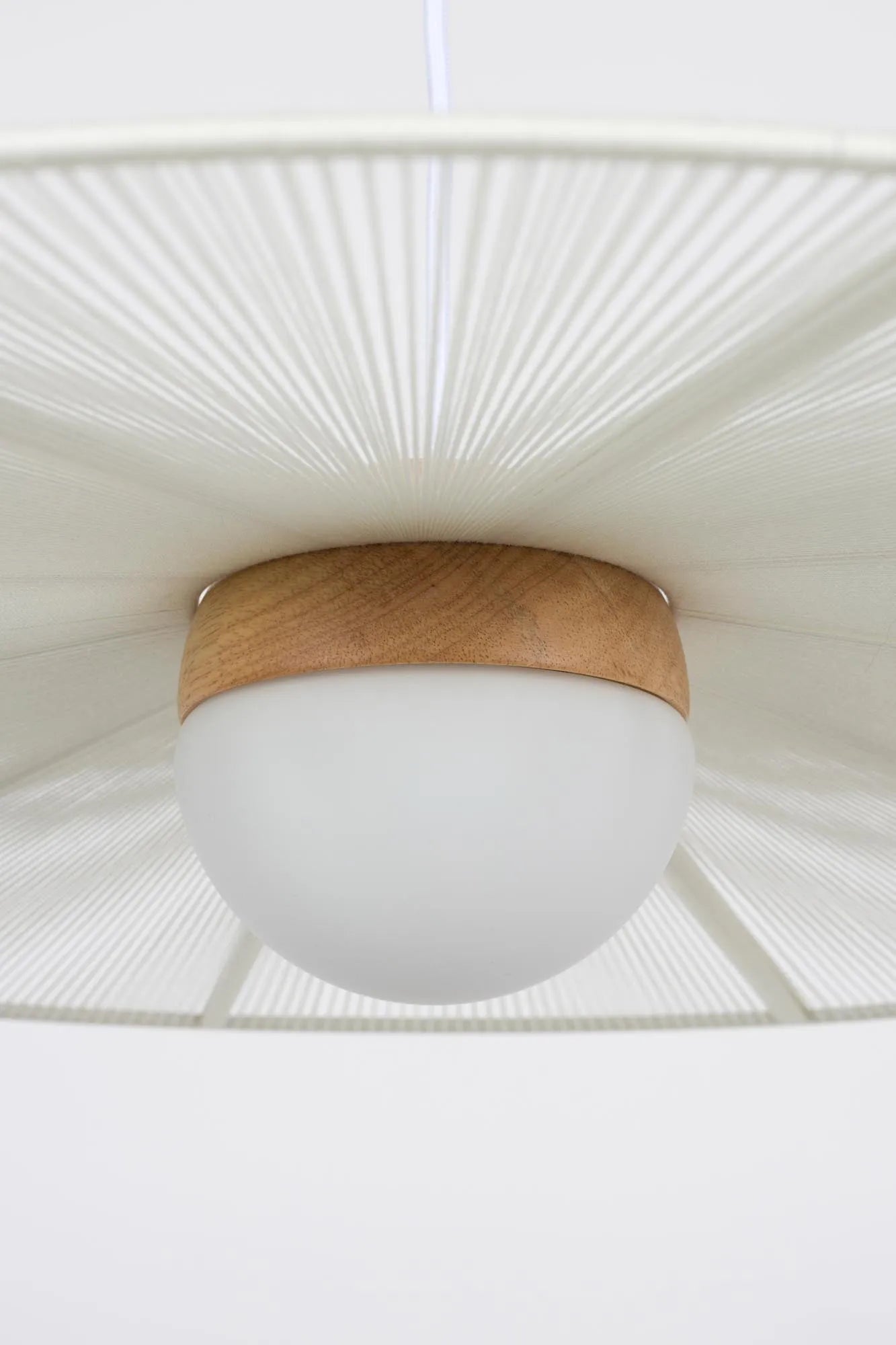 Die Pendelleuchte Belle S von Zuiver vereint zeitlose Eleganz und moderne Funktionalität mit hochwertigen Materialien.
