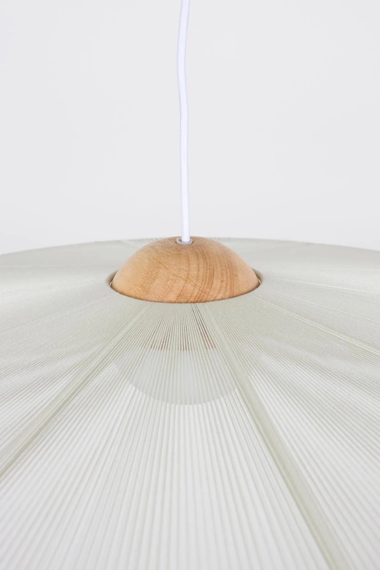 Die Pendelleuchte Belle S von Zuiver vereint zeitlose Eleganz und moderne Funktionalität mit hochwertigen Materialien.