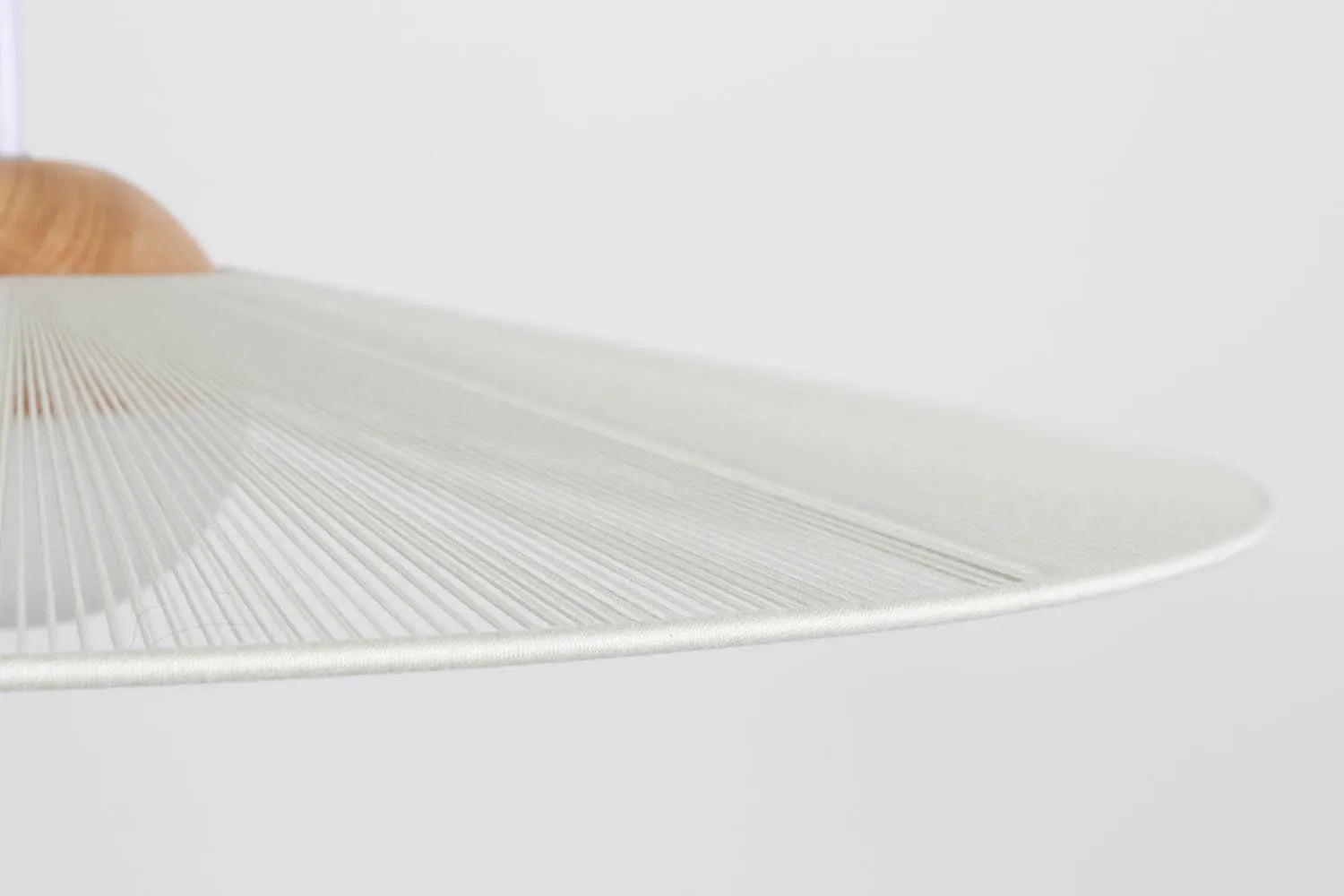 Die Pendelleuchte Belle S von Zuiver vereint zeitlose Eleganz und moderne Funktionalität mit hochwertigen Materialien.
