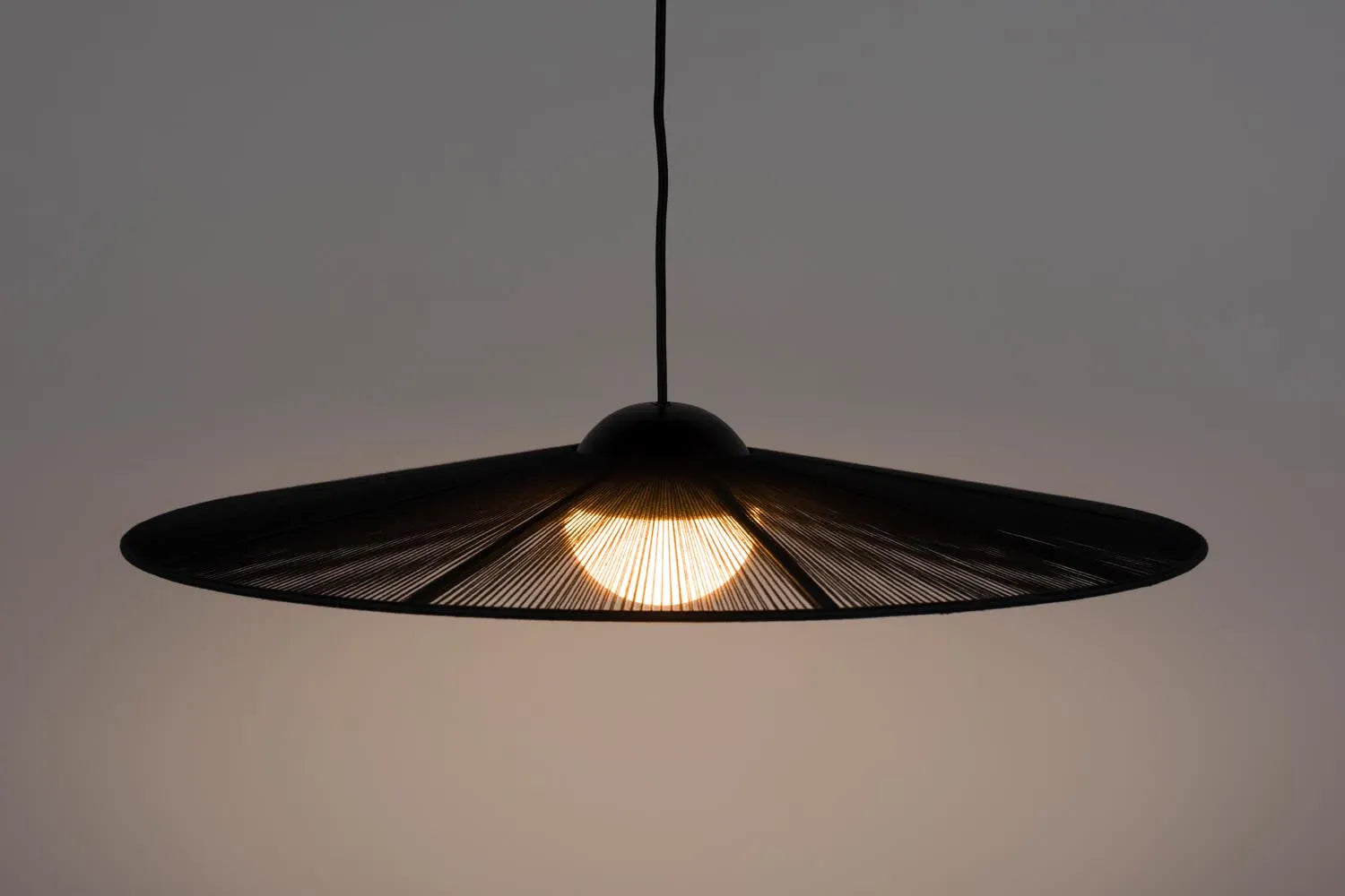 Die Pendelleuchte Belle S von Zuiver vereint zeitlose Eleganz und moderne Funktionalität mit hochwertigen Materialien.