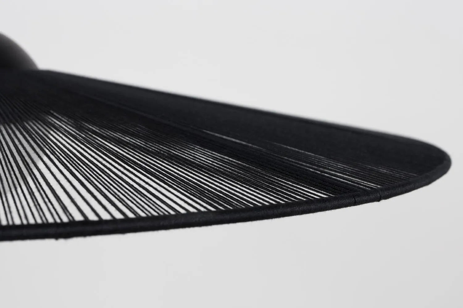 Die Pendelleuchte Belle S von Zuiver vereint zeitlose Eleganz und moderne Funktionalität mit hochwertigen Materialien.