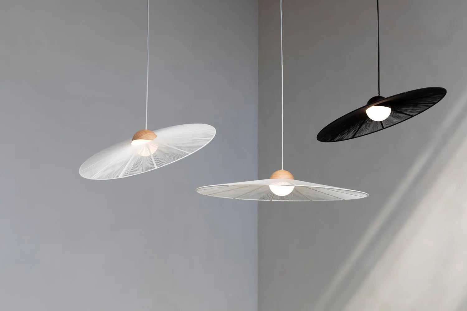Die Pendelleuchte Belle S von Zuiver vereint zeitlose Eleganz und moderne Funktionalität mit hochwertigen Materialien.