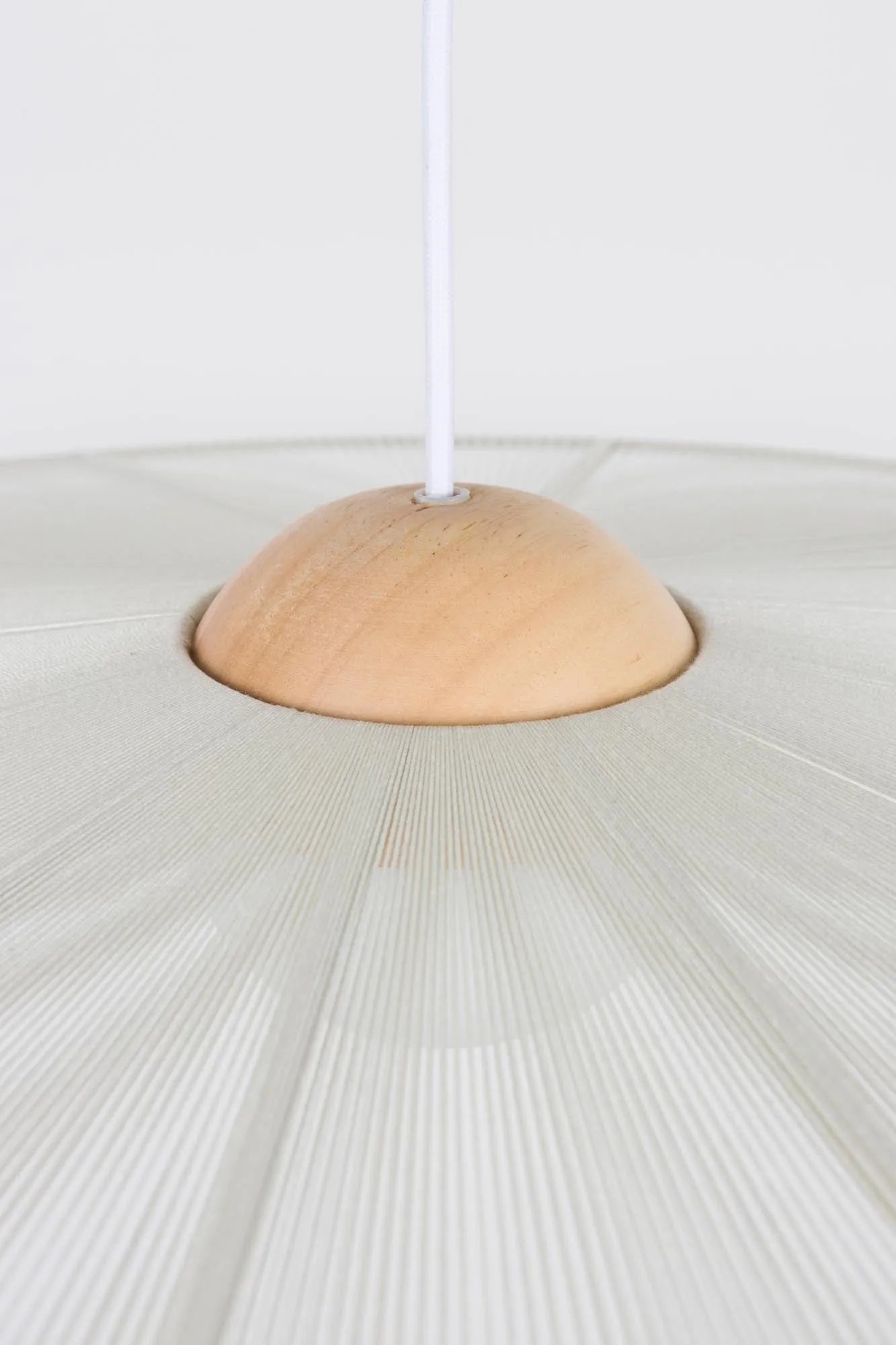 Die Pendelleuchte Belle L von Zuiver vereint zeitlose Eleganz und moderne Funktionalität mit hochwertigen Materialien.