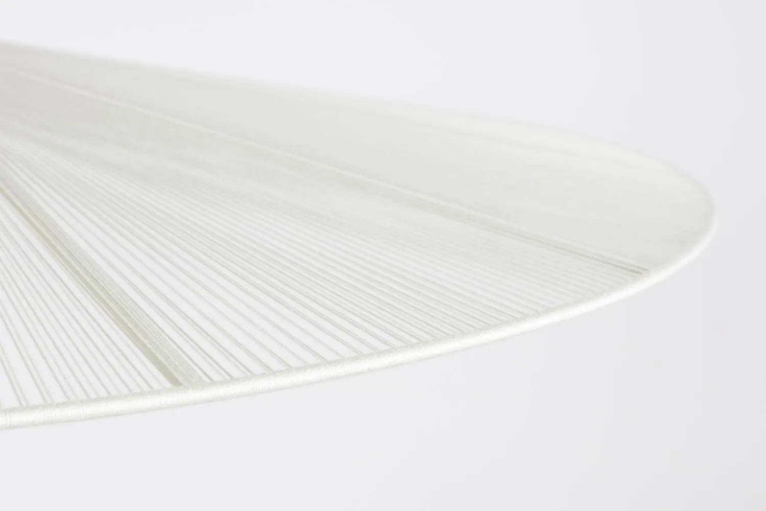 Die Pendelleuchte Belle L von Zuiver vereint zeitlose Eleganz und moderne Funktionalität mit hochwertigen Materialien.