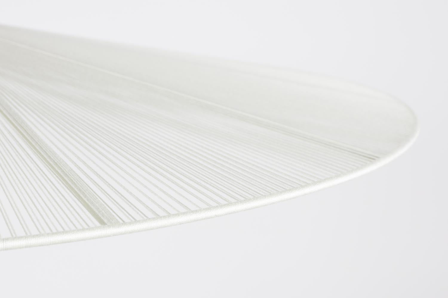 Die Zuiver Pendelleuchte Belle L vereint modernes Design mit edlen Materialien, perfekt für elegante und zeitgemäße Wohnräume.