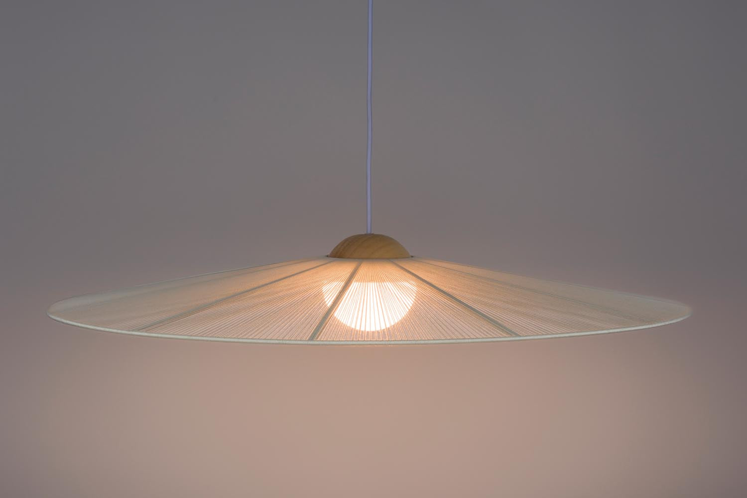 Die Pendelleuchte Belle L von Zuiver: Eleganz trifft Funktionalität. Hochwertiges Eisen, inspiriert von Sophia Loren, für stilvolle Räume.