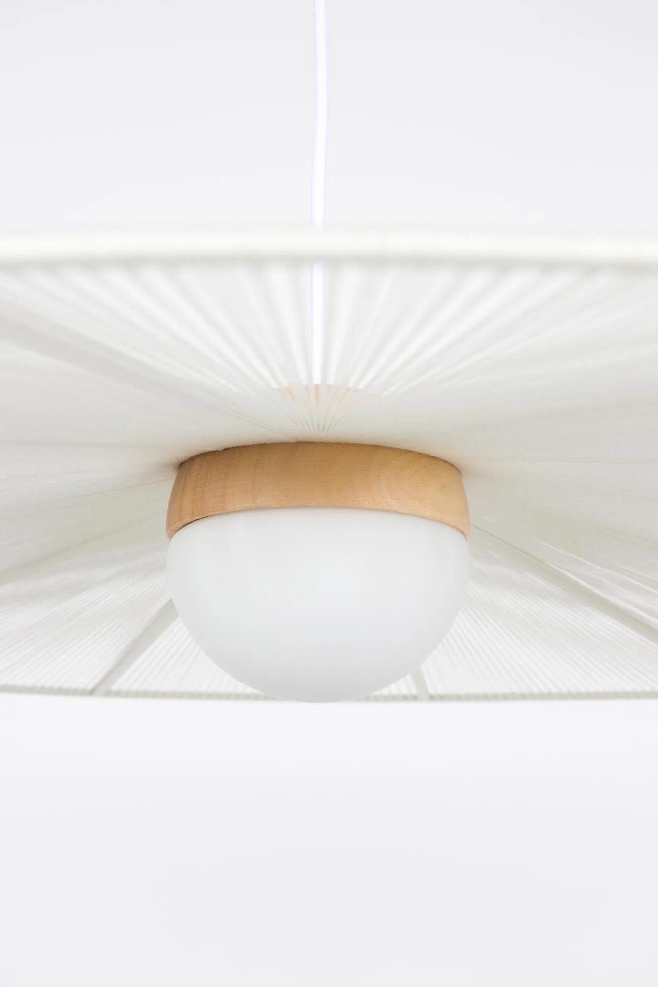 Die Pendelleuchte Belle L von Zuiver vereint zeitlose Eleganz und moderne Funktionalität mit hochwertigen Materialien.
