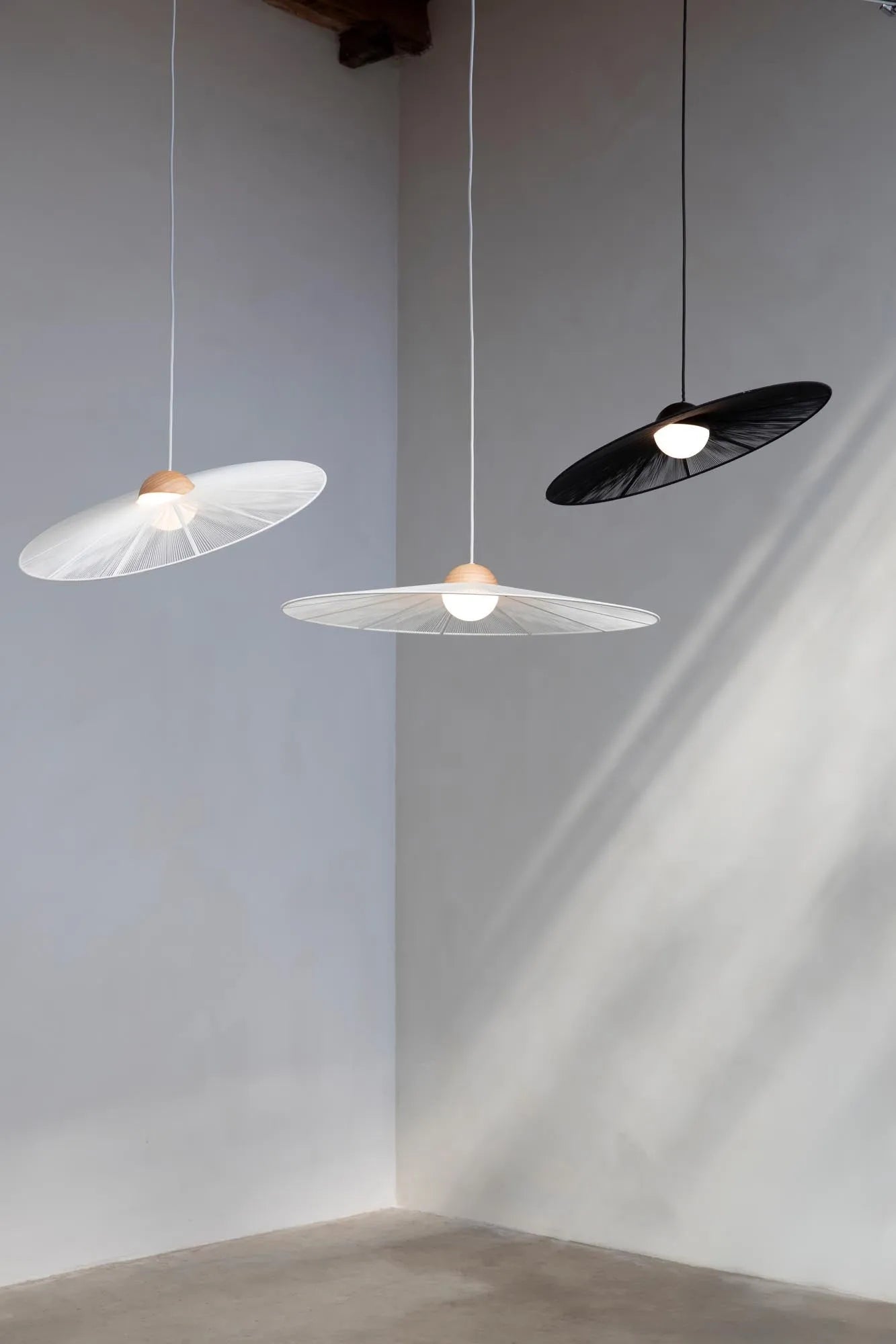 Die Pendelleuchte Belle L von Zuiver vereint zeitlose Eleganz und moderne Funktionalität mit hochwertigen Materialien.