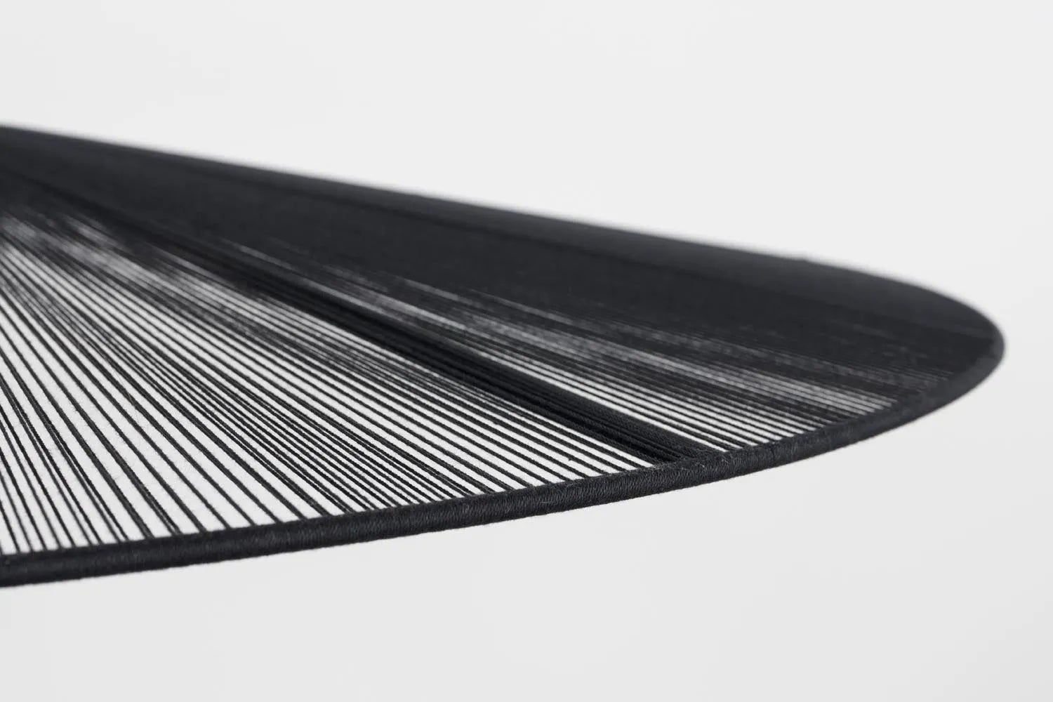 Die Pendelleuchte Belle L von Zuiver vereint zeitlose Eleganz und moderne Funktionalität mit hochwertigen Materialien.