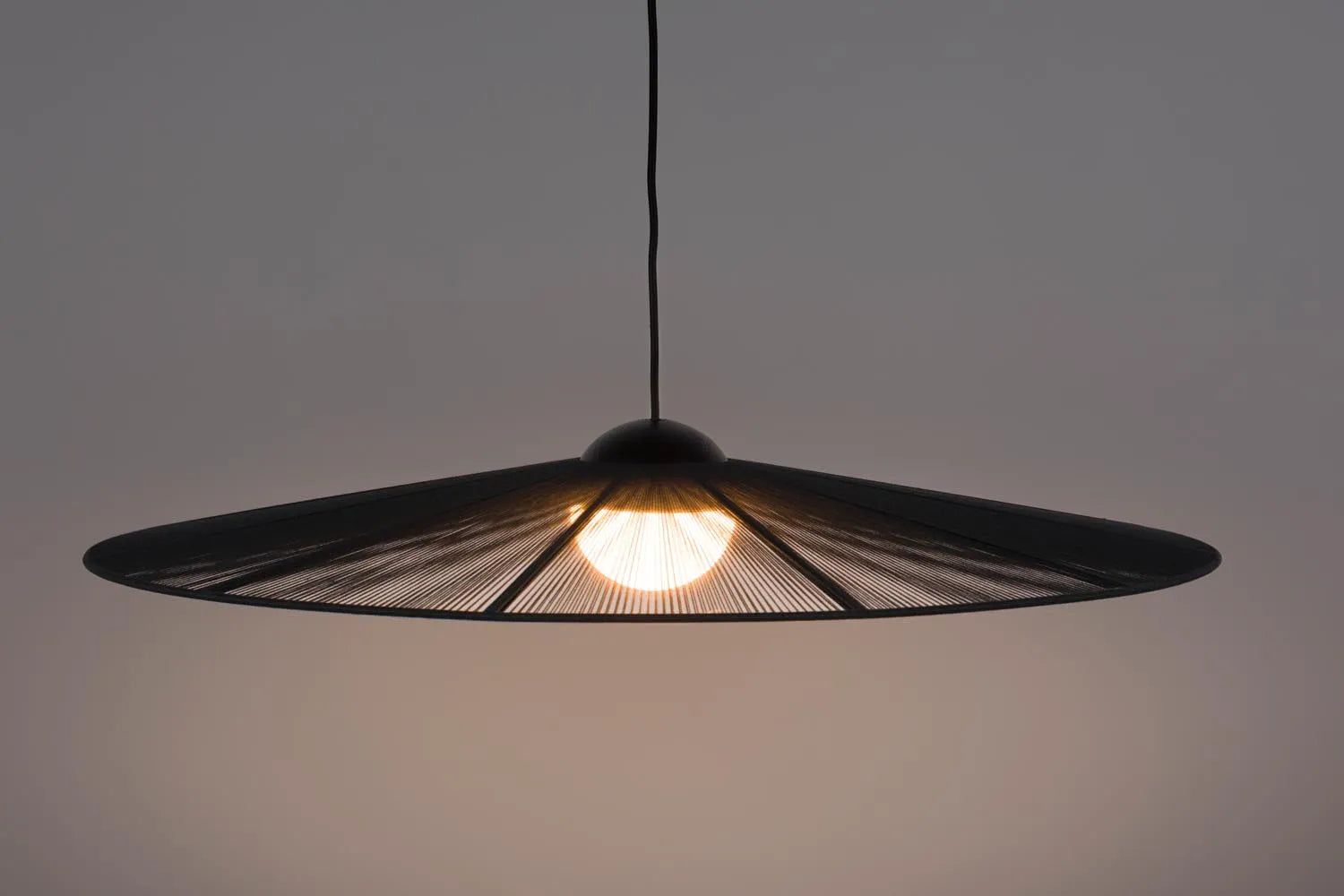 Die Pendelleuchte Belle L von Zuiver vereint zeitlose Eleganz und moderne Funktionalität mit hochwertigen Materialien.