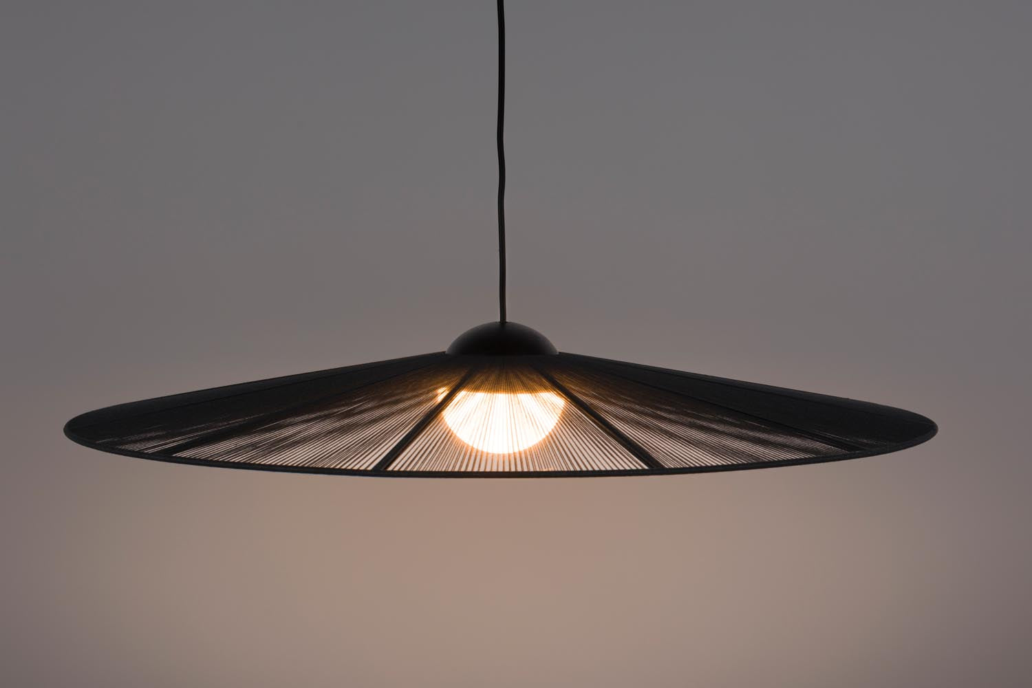 Die Pendelleuchte Belle L von Zuiver besticht durch ihr modernes Design und hochwertige Verarbeitung für stilvolle Räume.
