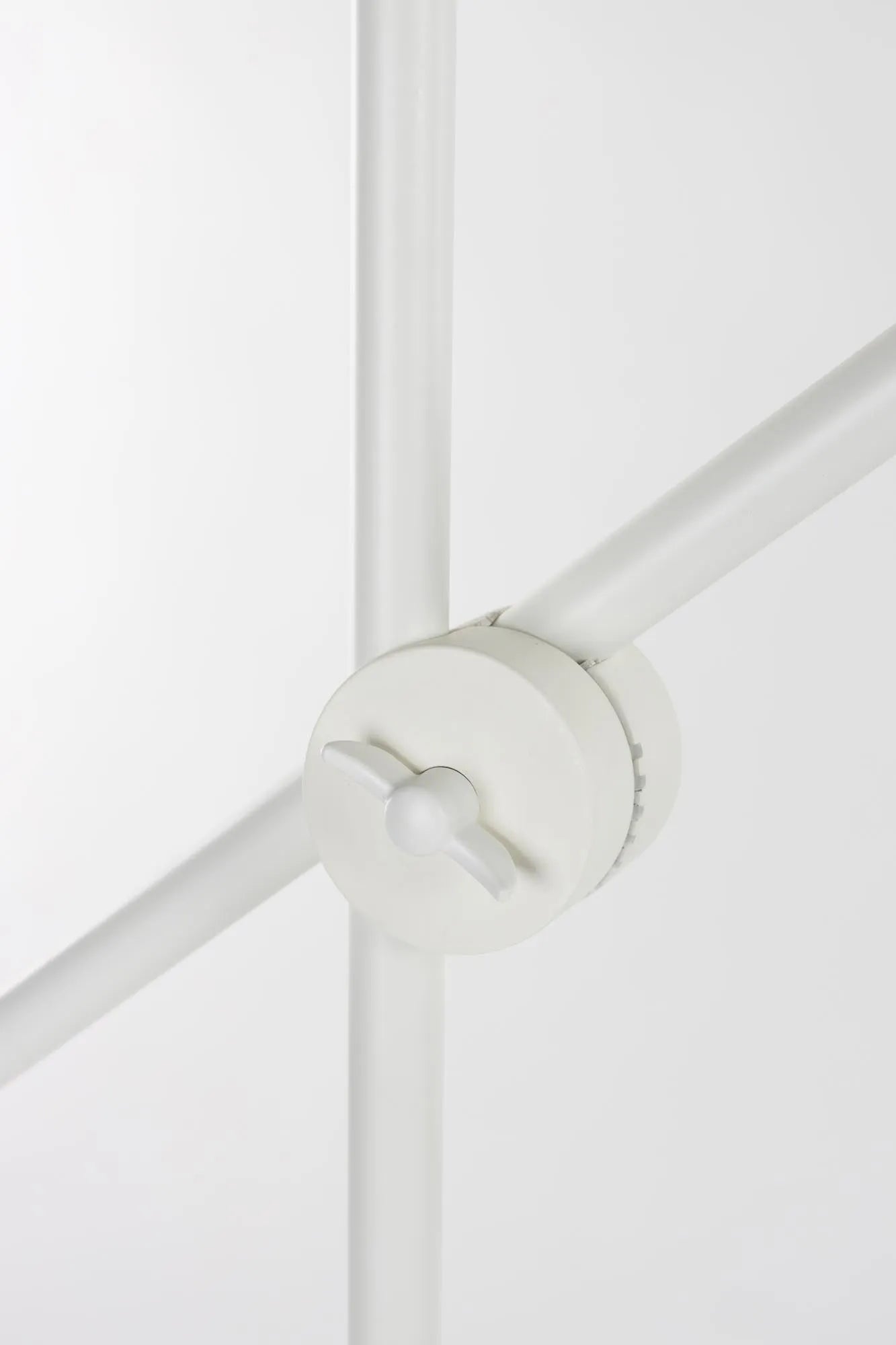 Die Stehlampe Belle von Zuiver vereint zeitlose Eleganz mit moderner Funktionalität und verleiht jedem Raum eine stilvolle Note.