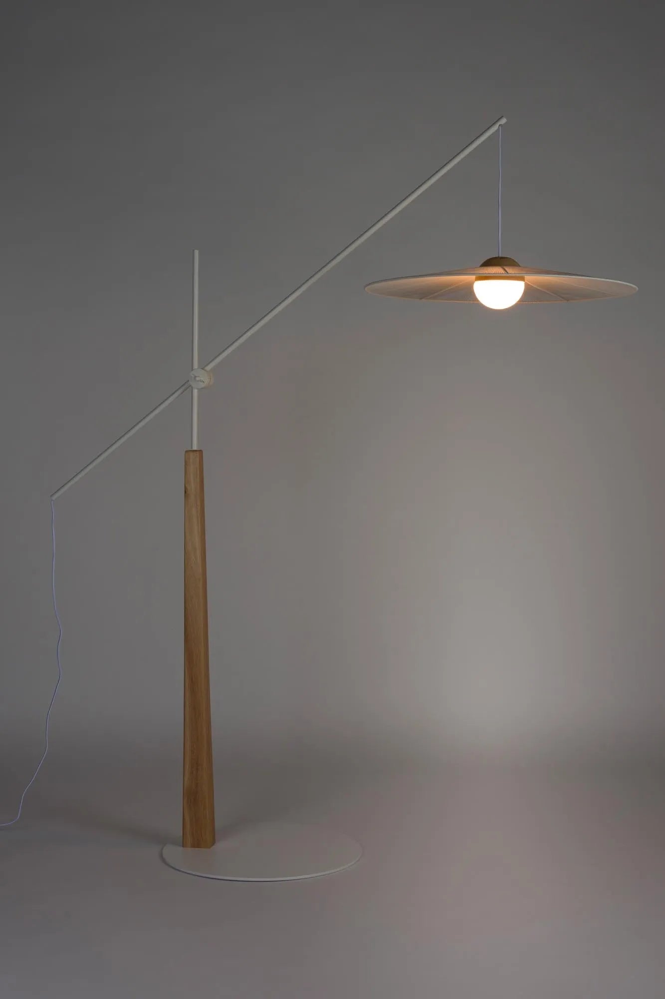 Die Stehlampe Belle von Zuiver vereint zeitlose Eleganz mit moderner Funktionalität und verleiht jedem Raum eine stilvolle Note.
