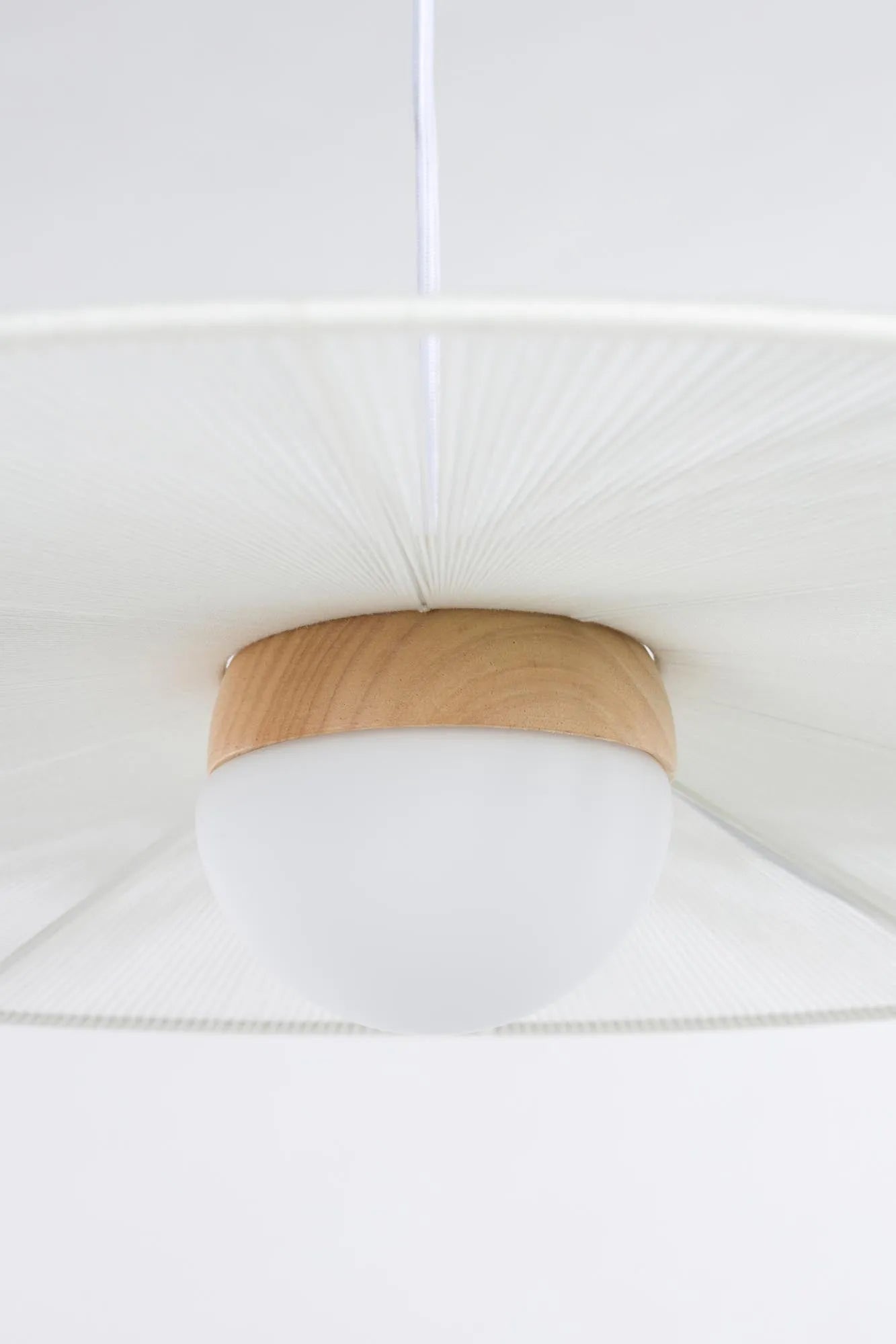 Die Stehlampe Belle von Zuiver vereint zeitlose Eleganz mit moderner Funktionalität und verleiht jedem Raum eine stilvolle Note.