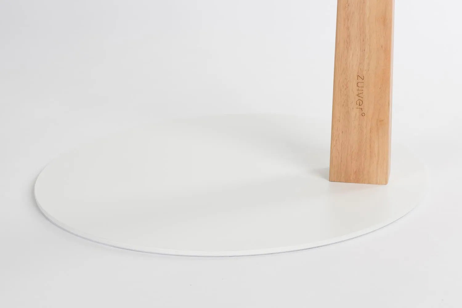 Die Stehlampe Belle von Zuiver vereint zeitlose Eleganz mit moderner Funktionalität und verleiht jedem Raum eine stilvolle Note.
