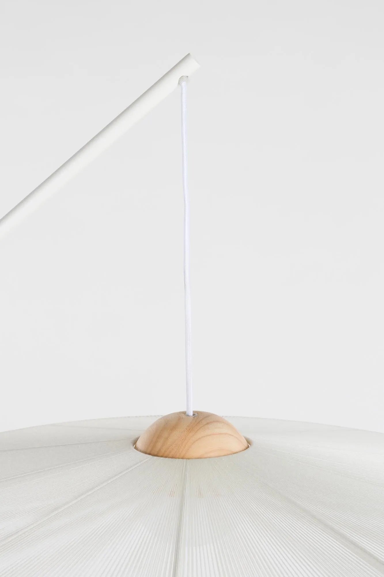 Die Stehlampe Belle von Zuiver vereint zeitlose Eleganz mit moderner Funktionalität und verleiht jedem Raum eine stilvolle Note.