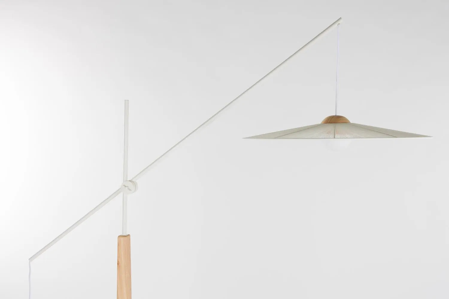 Die Stehlampe Belle von Zuiver vereint zeitlose Eleganz mit moderner Funktionalität und verleiht jedem Raum eine stilvolle Note.