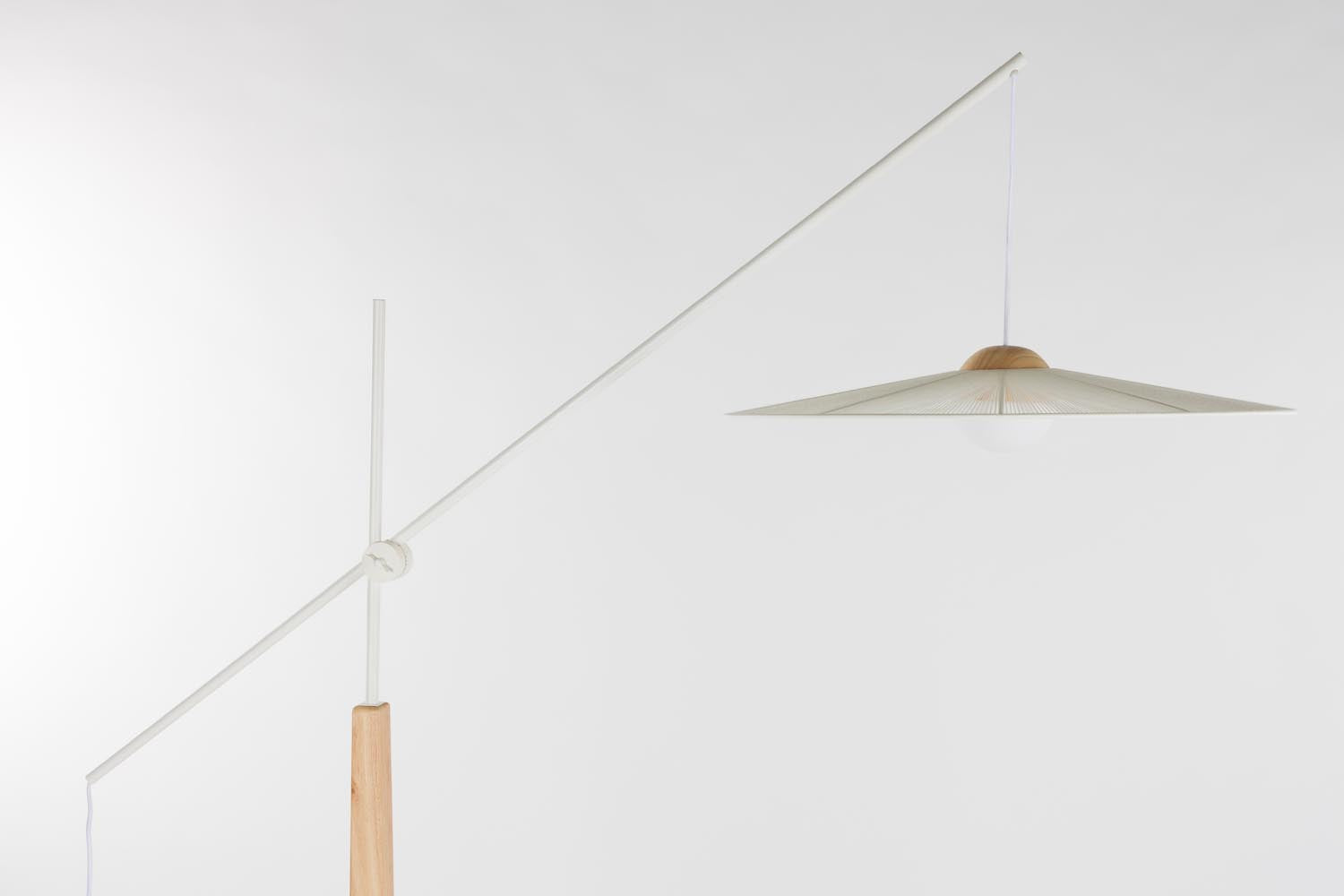 Die Zuiver Stehlampe Belle kombiniert modernes Design mit Funktionalität und ist perfekt für elegante und zeitgemäße Wohnräume.